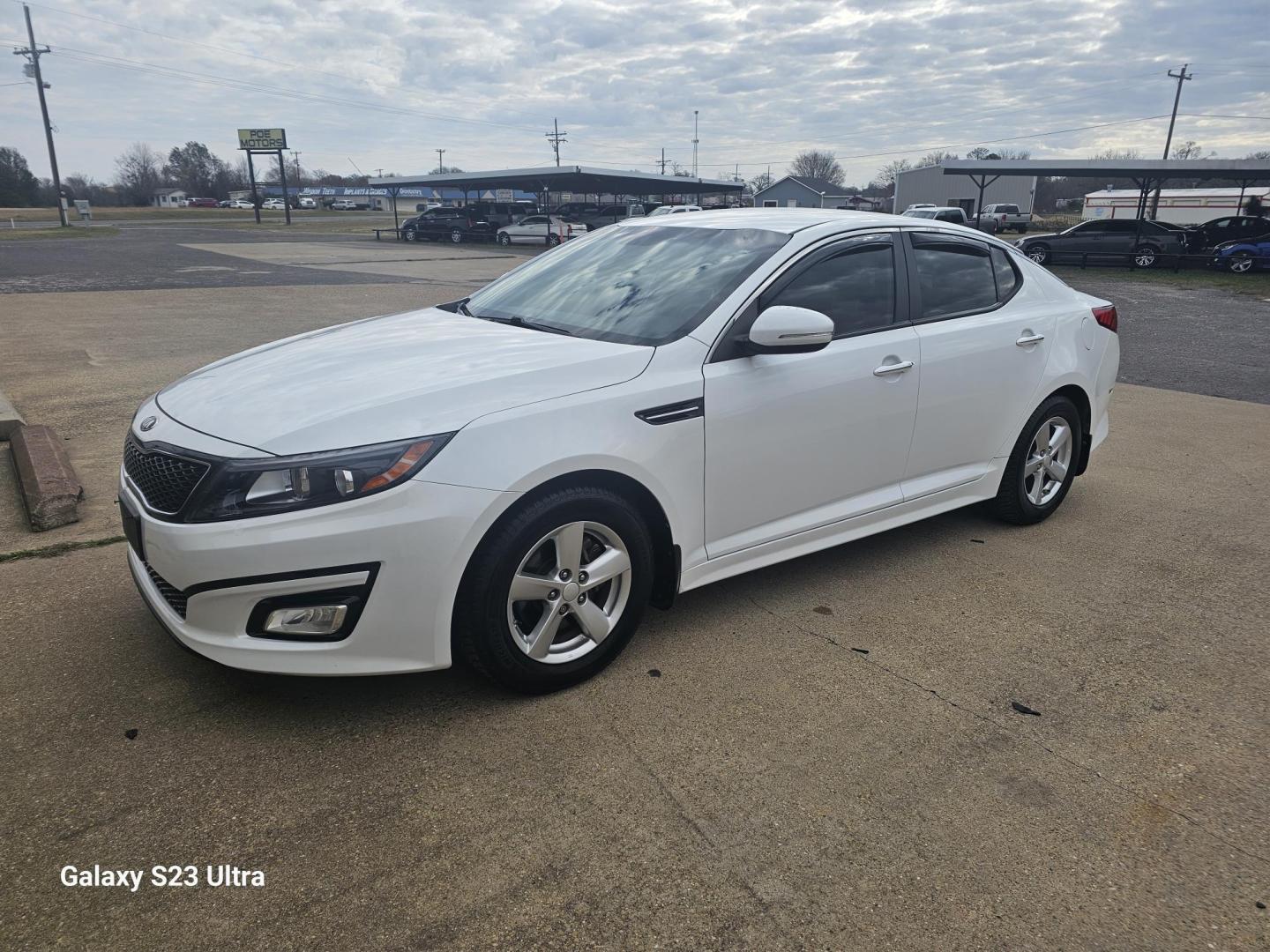 2015 WHITE Kia Optima LX (5XXGM4A76FG) with an 2.4L L4 DOHC 16V engine, 6-Speed Automatic transmission, located at 607 S Seven Points BLVD, Seven Points, TX, 75143, (430) 255-4030, 32.313934, -96.207932 - Photo#0