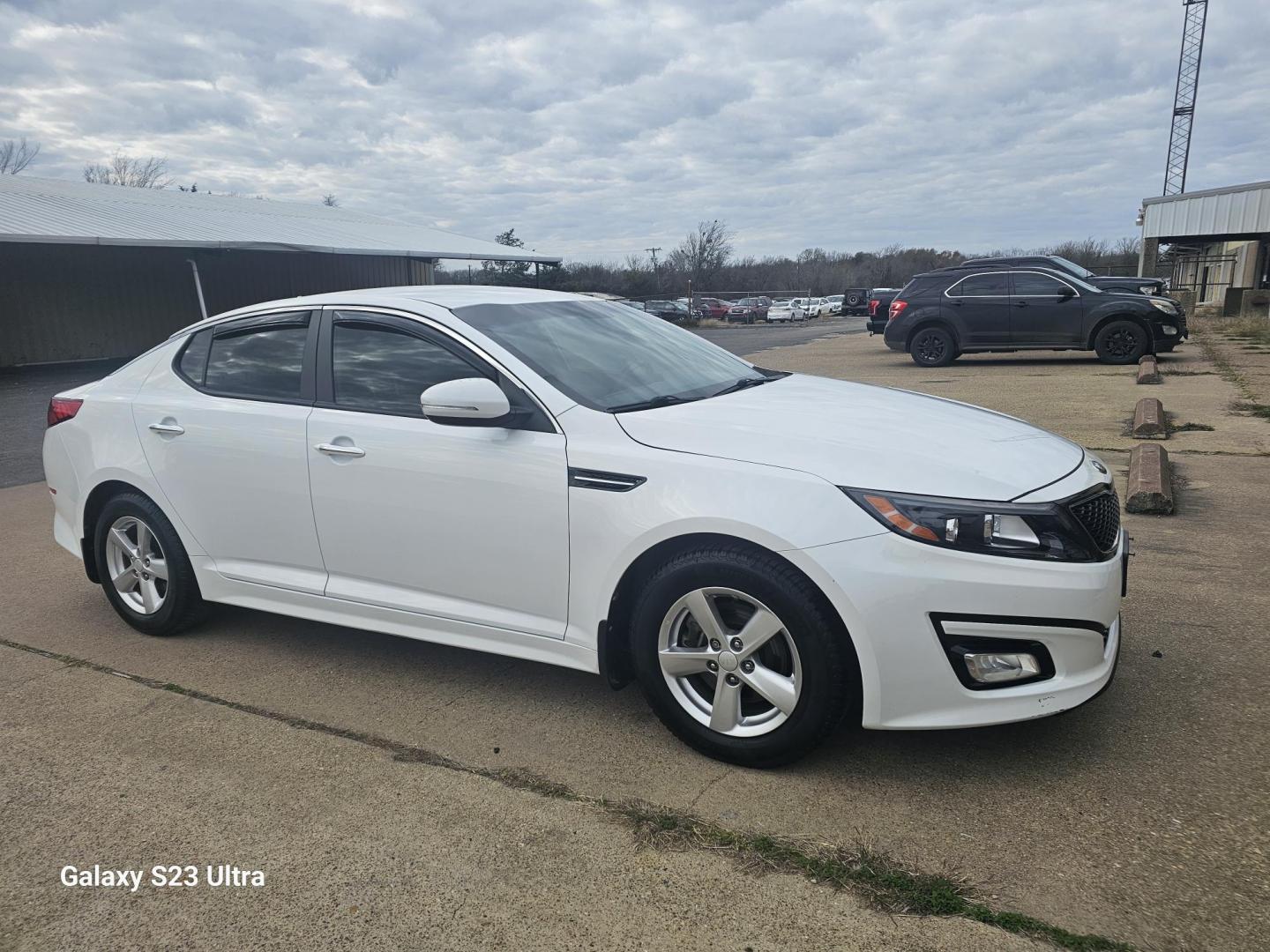 2015 WHITE Kia Optima LX (5XXGM4A76FG) with an 2.4L L4 DOHC 16V engine, 6-Speed Automatic transmission, located at 607 S Seven Points BLVD, Seven Points, TX, 75143, (430) 255-4030, 32.313934, -96.207932 - Photo#2