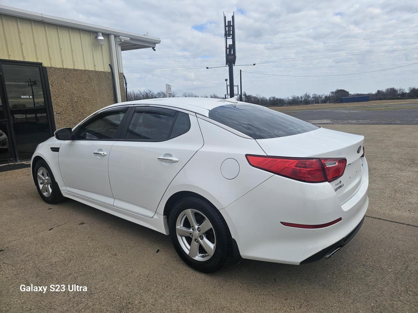 2015 WHITE Kia Optima LX (5XXGM4A76FG) with an 2.4L L4 DOHC 16V engine, 6-Speed Automatic transmission, located at 607 S Seven Points BLVD, Seven Points, TX, 75143, (430) 255-4030, 32.313934, -96.207932 - Photo#3