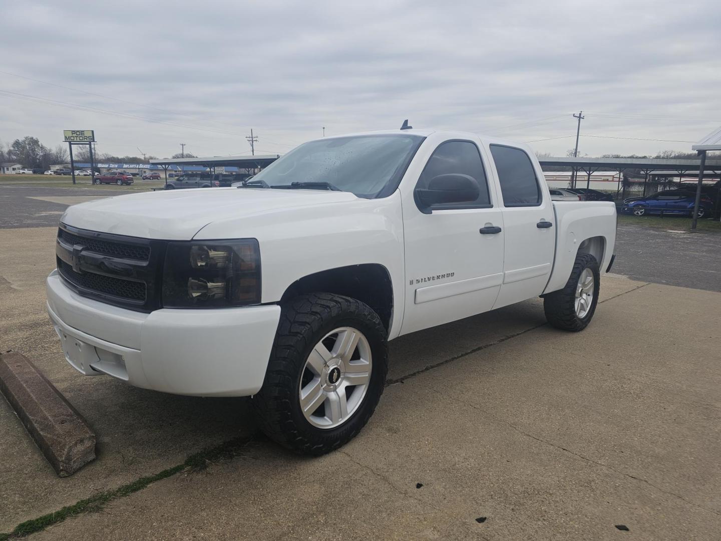 2008 WHITE Chevrolet Silverado 1500 LS Crew Cab 2WD (2GCEC13C681) with an 4.8L V8 OHV 16V engine, 4-Speed Automatic Overdrive transmission, located at 607 S Seven Points BLVD, Seven Points, TX, 75143, (430) 255-4030, 32.313934, -96.207932 - Photo#0