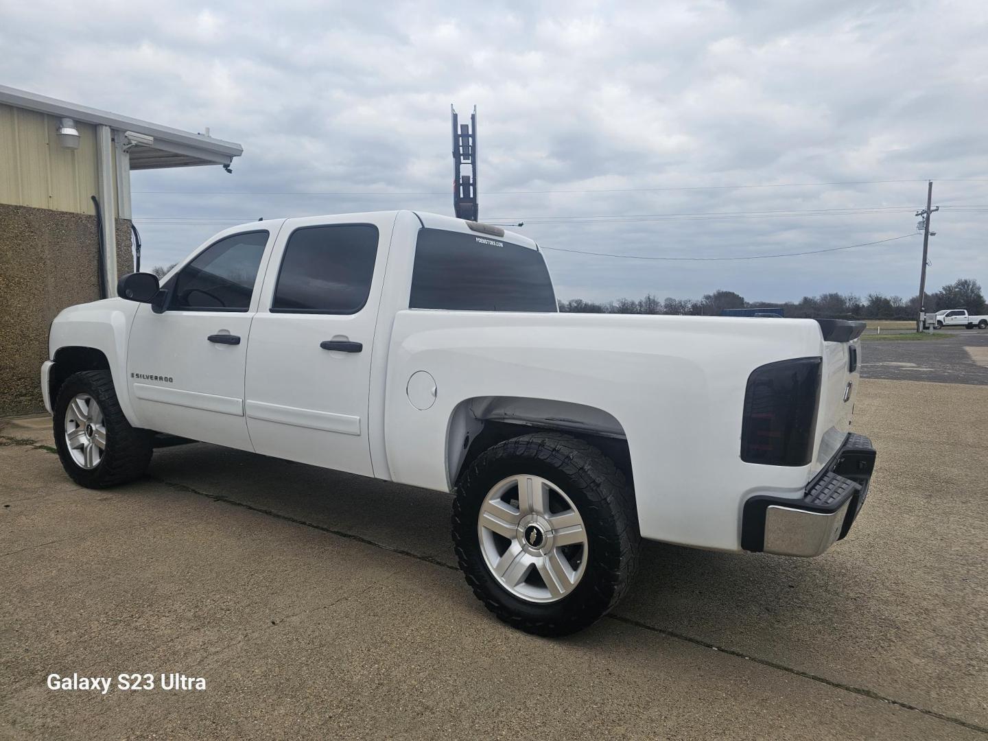 2008 WHITE Chevrolet Silverado 1500 LS Crew Cab 2WD (2GCEC13C681) with an 4.8L V8 OHV 16V engine, 4-Speed Automatic Overdrive transmission, located at 607 S Seven Points BLVD, Seven Points, TX, 75143, (430) 255-4030, 32.313934, -96.207932 - Photo#2