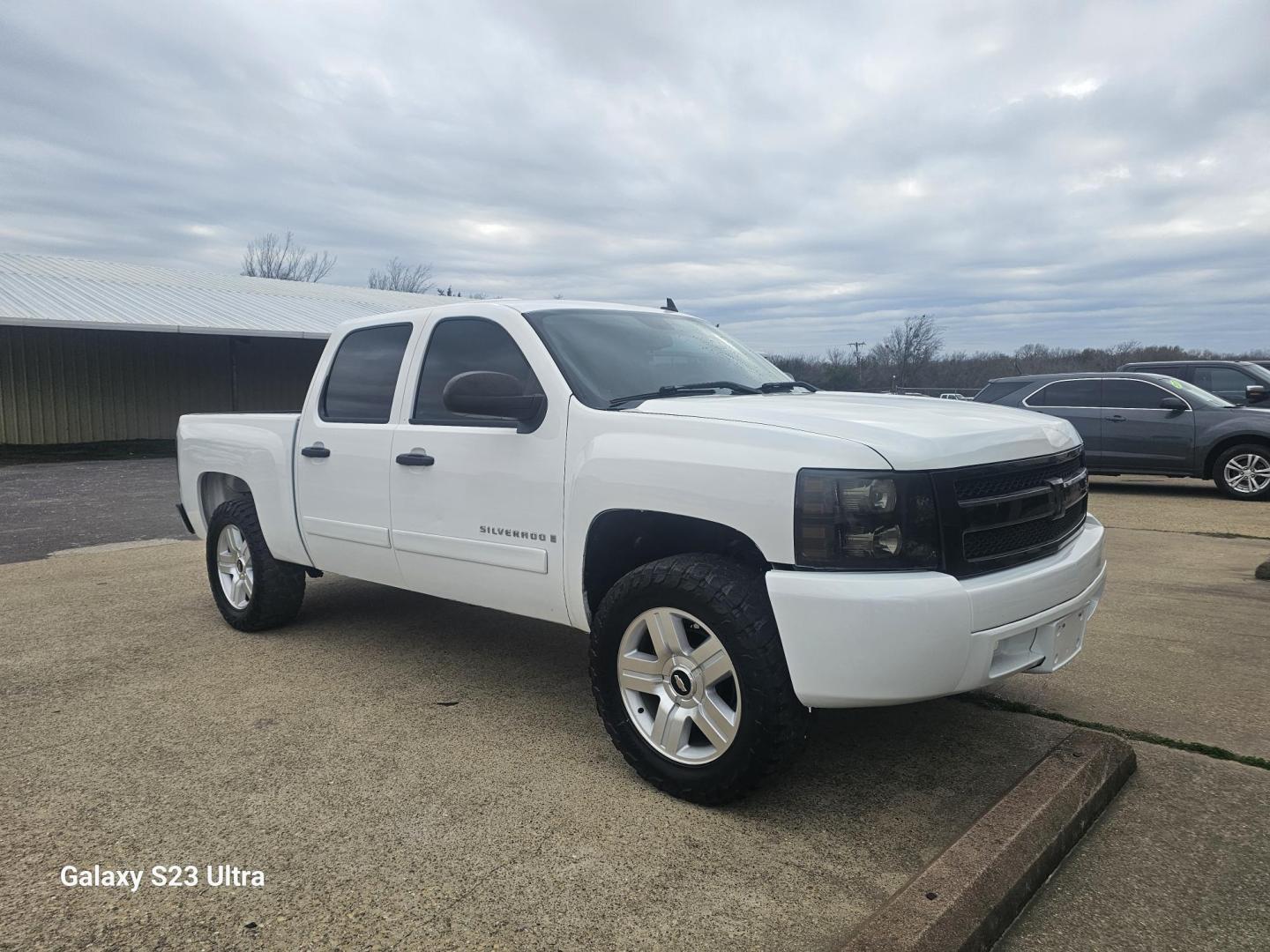 2008 WHITE Chevrolet Silverado 1500 LS Crew Cab 2WD (2GCEC13C681) with an 4.8L V8 OHV 16V engine, 4-Speed Automatic Overdrive transmission, located at 607 S Seven Points BLVD, Seven Points, TX, 75143, (430) 255-4030, 32.313934, -96.207932 - Photo#3