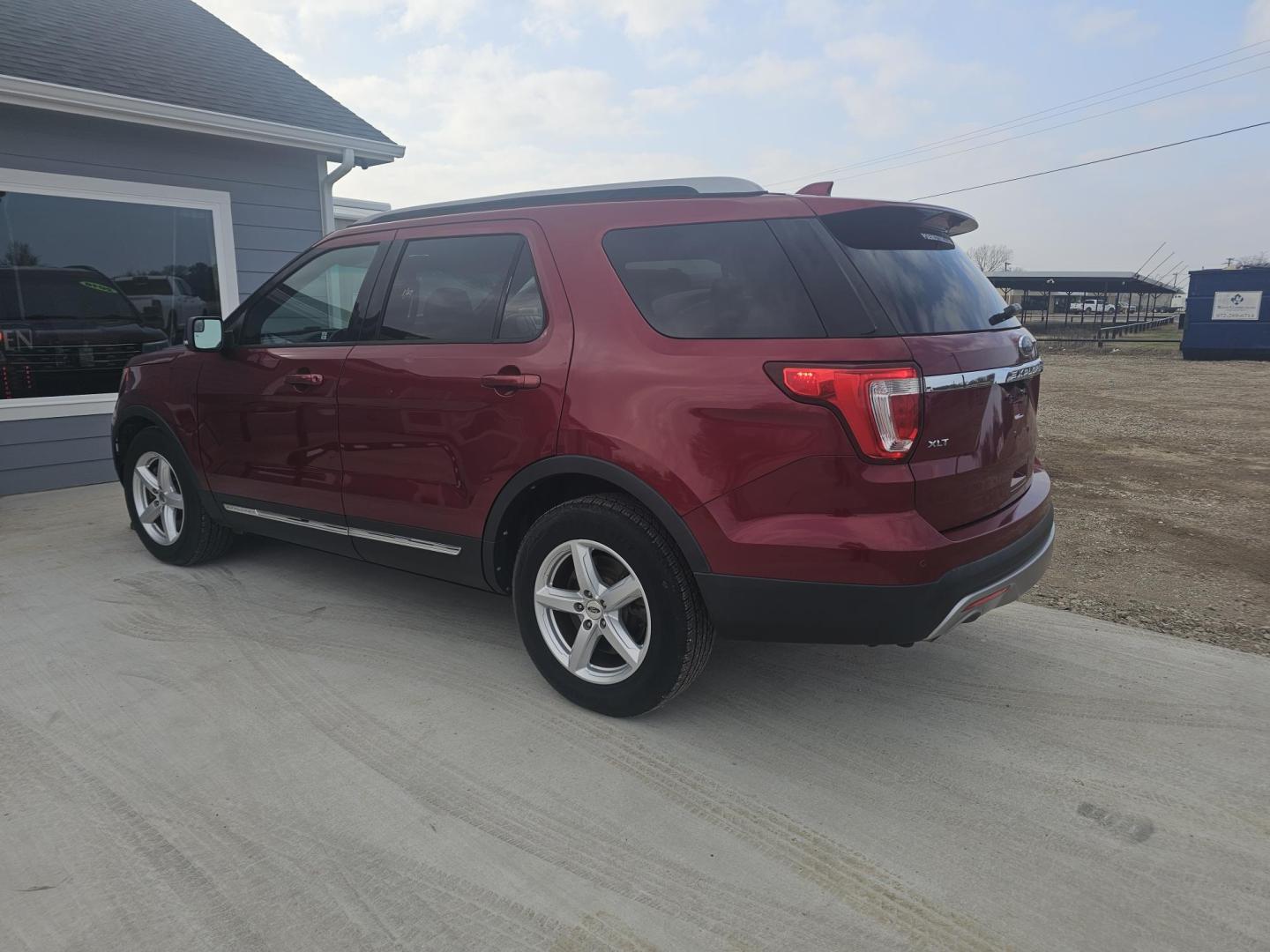 2016 MAROON Ford Explorer XLT FWD (1FM5K7D81GG) with an 3.5L V6 DOHC 24V engine, 6-Speed Automatic transmission, located at 607 S Seven Points BLVD, Seven Points, TX, 75143, (430) 255-4030, 32.313934, -96.207932 - Photo#3