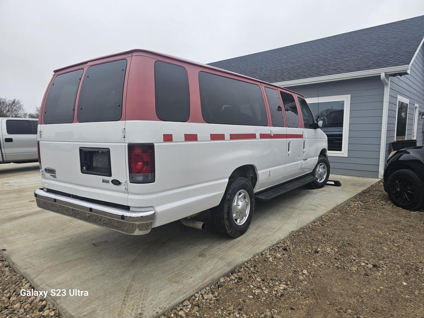 2012 WHITE Ford E-Series Wagon E-350 XLT Super Duty Extended (1FBSS3BL3CD) with an 5.4L V8 SOHC 16V FFV engine, located at 607 S Seven Points BLVD, Seven Points, TX, 75143, (430) 255-4030, 32.313934, -96.207932 - Photo#2