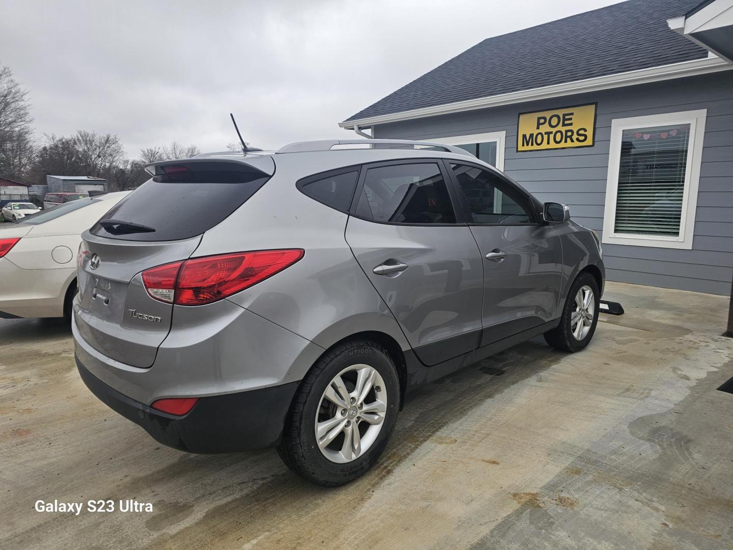 2013 SILVER Hyundai Tucson Limited 2WD (KM8JU3AC0DU) with an 2.4L L4 DOHC 16V engine, 6-Speed Automatic transmission, located at 607 S Seven Points BLVD, Seven Points, TX, 75143, (430) 255-4030, 32.313934, -96.207932 - Photo#2
