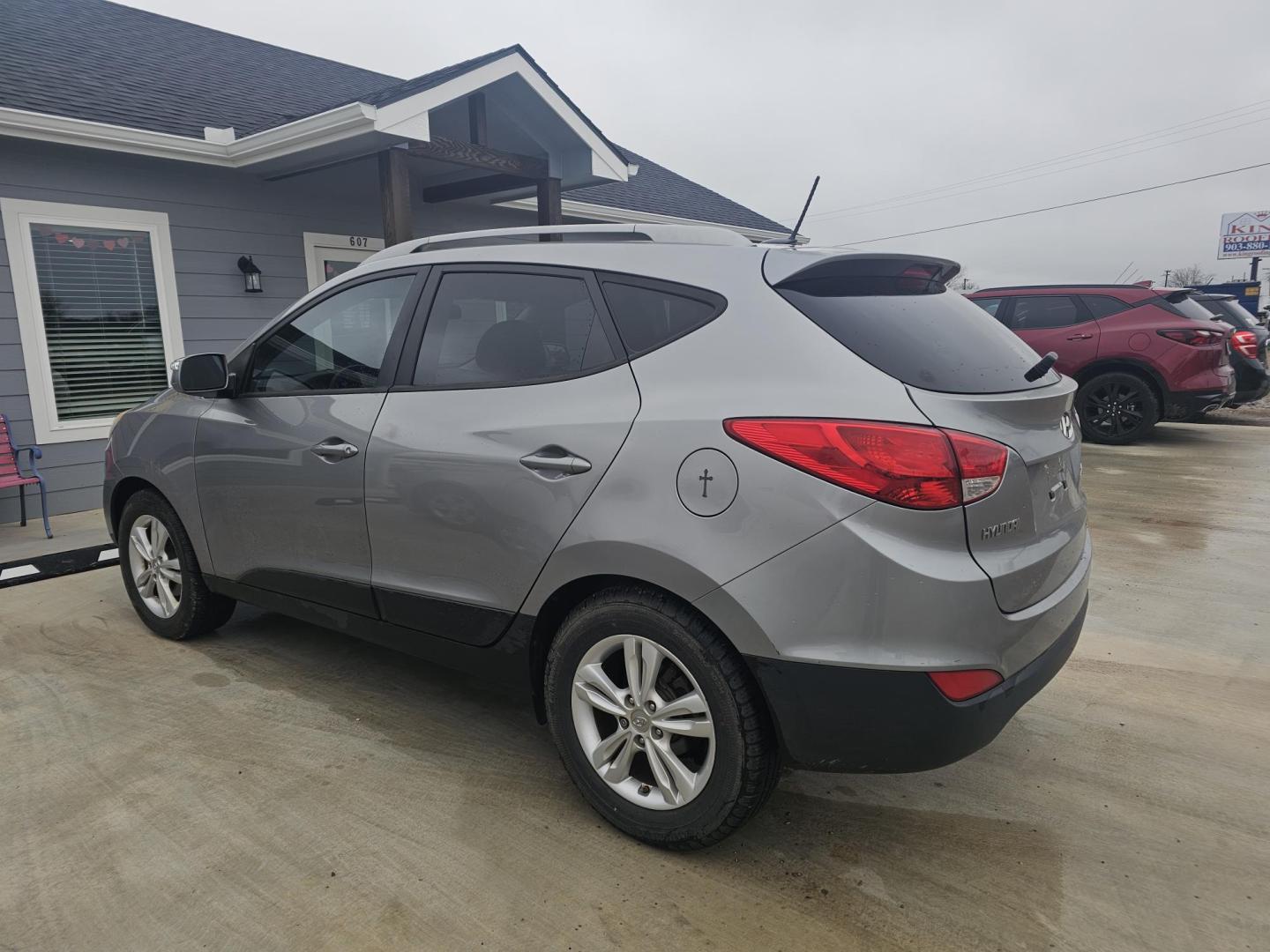 2013 SILVER Hyundai Tucson Limited 2WD (KM8JU3AC0DU) with an 2.4L L4 DOHC 16V engine, 6-Speed Automatic transmission, located at 607 S Seven Points BLVD, Seven Points, TX, 75143, (430) 255-4030, 32.313934, -96.207932 - Photo#3