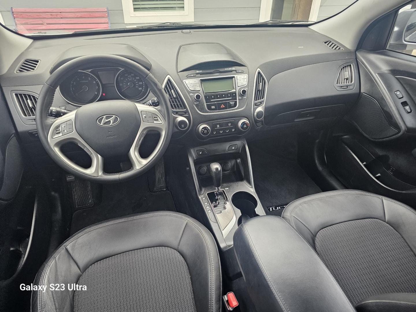 2013 SILVER Hyundai Tucson Limited 2WD (KM8JU3AC0DU) with an 2.4L L4 DOHC 16V engine, 6-Speed Automatic transmission, located at 607 S Seven Points BLVD, Seven Points, TX, 75143, (430) 255-4030, 32.313934, -96.207932 - Photo#4