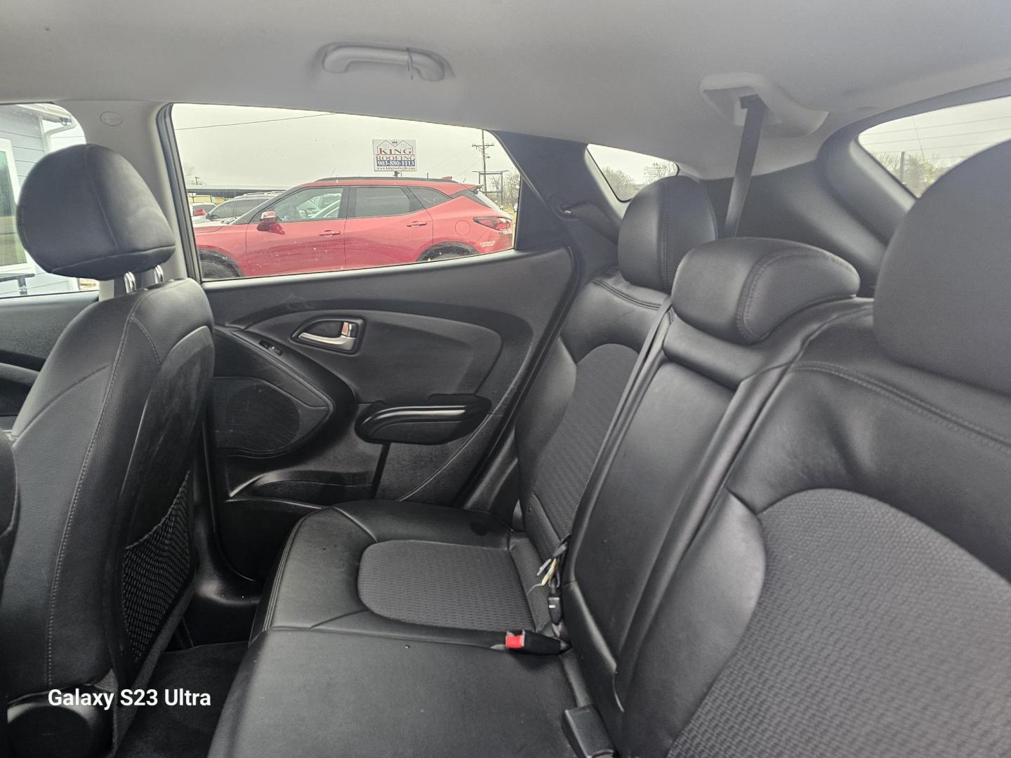 2013 SILVER Hyundai Tucson Limited 2WD (KM8JU3AC0DU) with an 2.4L L4 DOHC 16V engine, 6-Speed Automatic transmission, located at 607 S Seven Points BLVD, Seven Points, TX, 75143, (430) 255-4030, 32.313934, -96.207932 - Photo#5