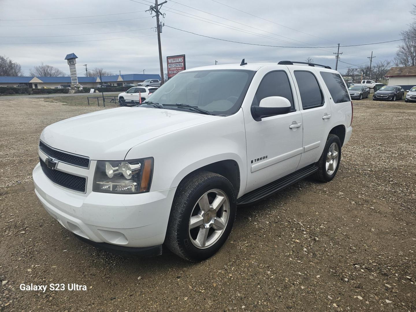 2007 WHITE Chevrolet Tahoe LS 2WD (1GNFC13087R) with an 5.3L V8 OHV 16V FFV engine, 4-Speed Automatic Overdrive transmission, located at 607 S Seven Points BLVD, Seven Points, TX, 75143, (430) 255-4030, 32.313934, -96.207932 - Photo#0