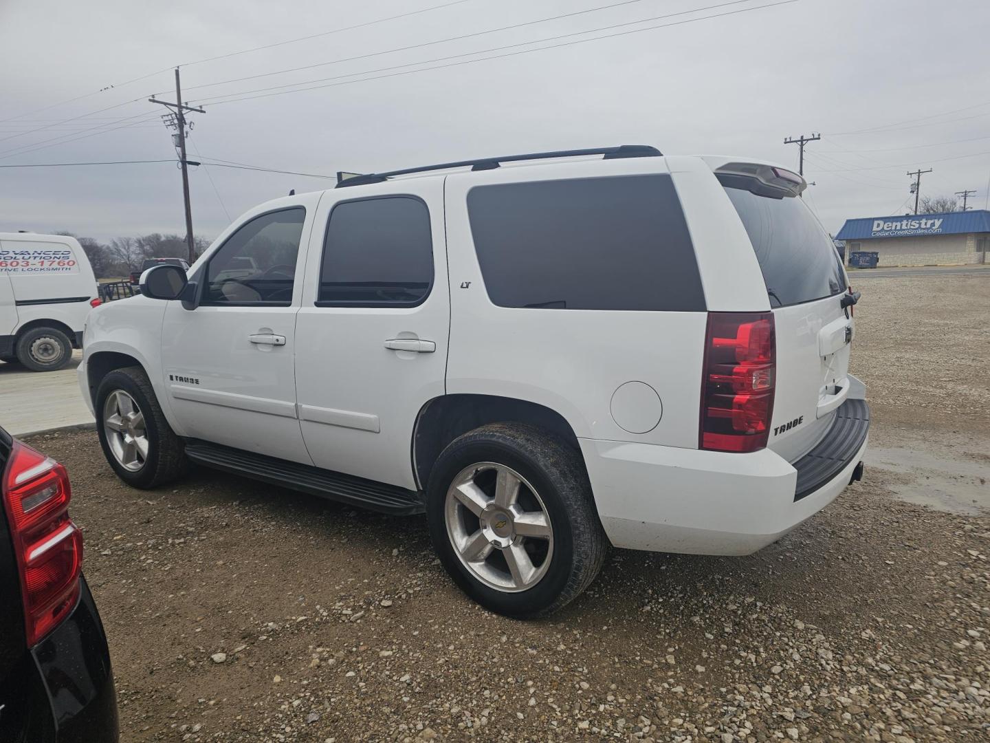 2007 WHITE Chevrolet Tahoe LS 2WD (1GNFC13087R) with an 5.3L V8 OHV 16V FFV engine, 4-Speed Automatic Overdrive transmission, located at 607 S Seven Points BLVD, Seven Points, TX, 75143, (430) 255-4030, 32.313934, -96.207932 - Photo#3