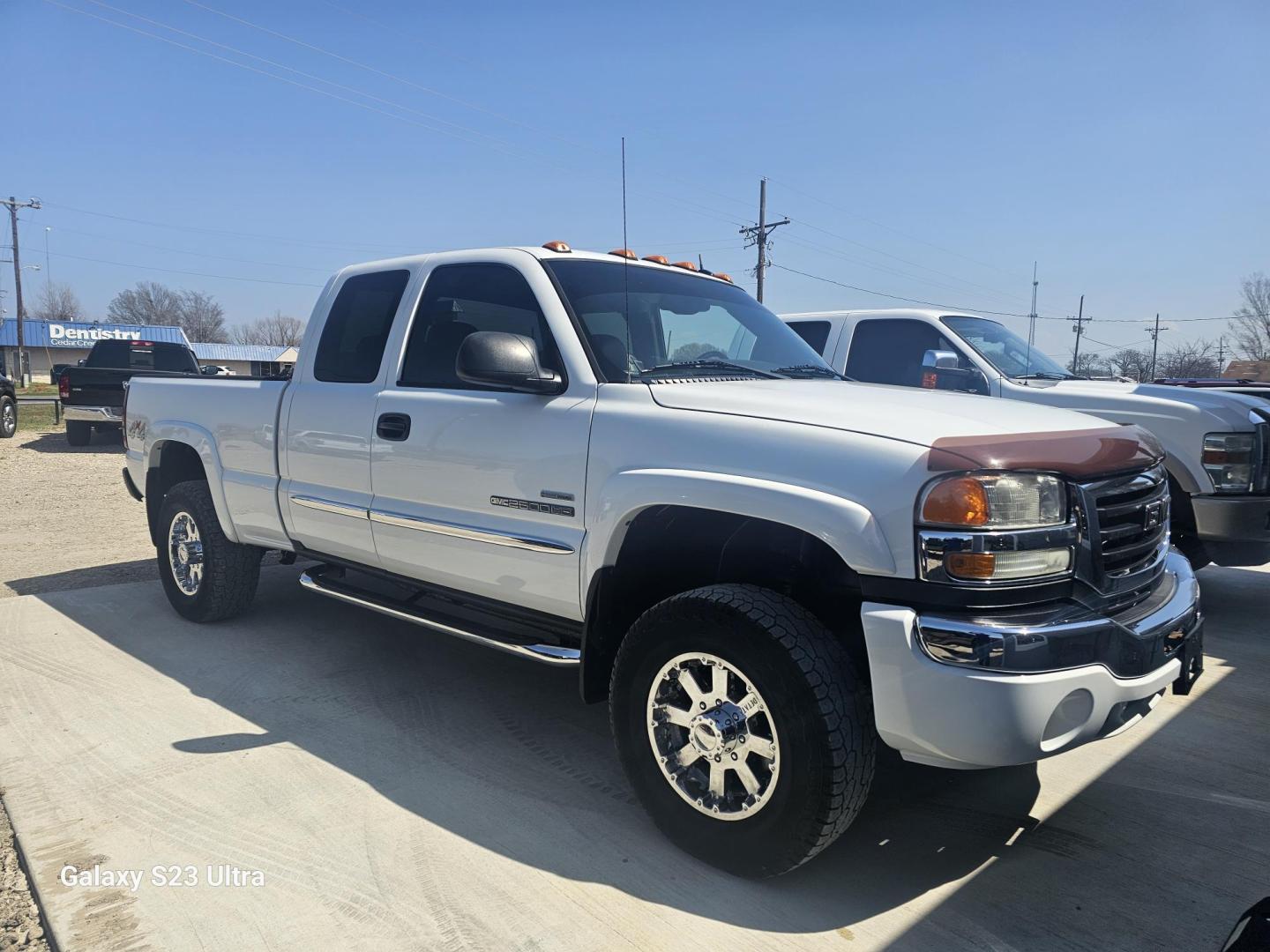 2005 WHITE GMC Sierra 2500HD Ext. Cab Long Bed 4WD (1GTHK29275E) with an 6.6L V8 OHV 32V TURBO DIESEL engine, located at 607 S Seven Points BLVD, Seven Points, TX, 75143, (430) 255-4030, 32.313934, -96.207932 - Photo#1