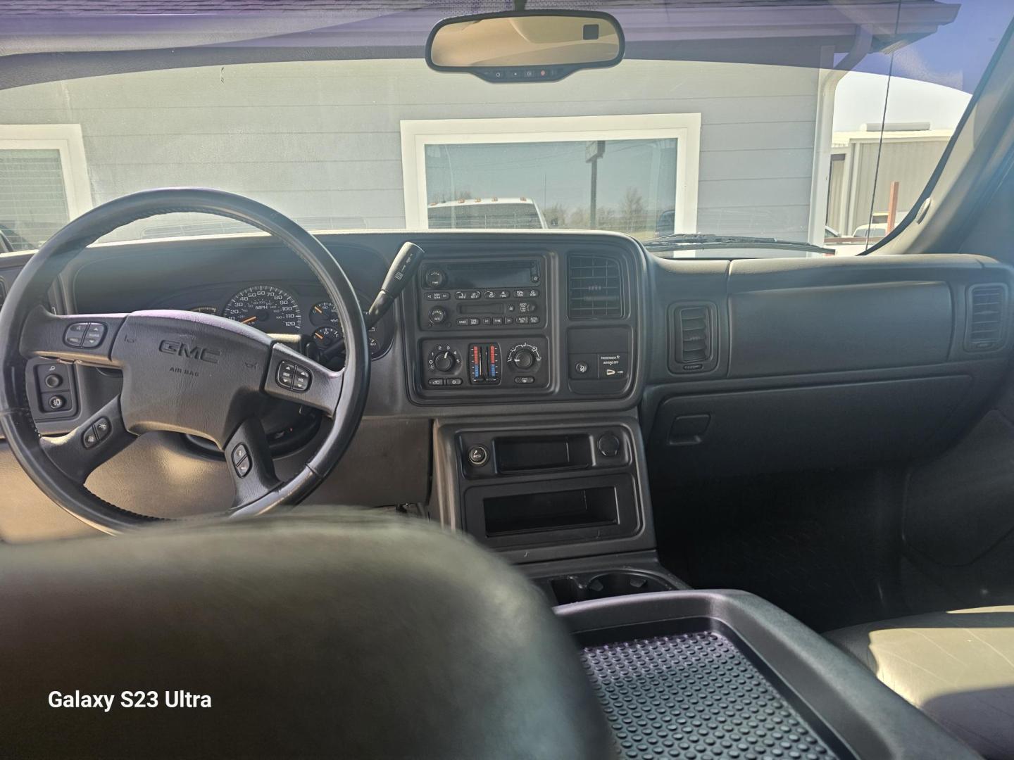 2005 WHITE GMC Sierra 2500HD Ext. Cab Long Bed 4WD (1GTHK29275E) with an 6.6L V8 OHV 32V TURBO DIESEL engine, located at 607 S Seven Points BLVD, Seven Points, TX, 75143, (430) 255-4030, 32.313934, -96.207932 - Photo#4