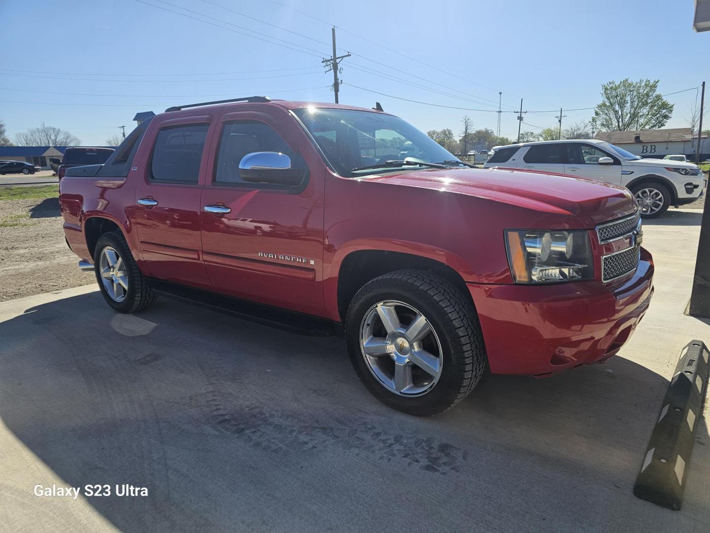2008 RED Chevrolet Avalanche LS 2WD (3GNEC12048G) with an 5.3L V8 OHV 16V FFV engine, 4-Speed Automatic Overdrive transmission, located at 607 S Seven Points BLVD, Seven Points, TX, 75143, (430) 255-4030, 32.313934, -96.207932 - Photo#1