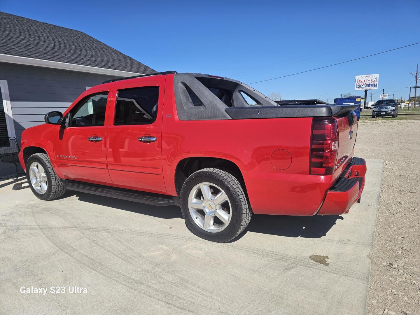 2008 RED Chevrolet Avalanche LS 2WD (3GNEC12048G) with an 5.3L V8 OHV 16V FFV engine, 4-Speed Automatic Overdrive transmission, located at 607 S Seven Points BLVD, Seven Points, TX, 75143, (430) 255-4030, 32.313934, -96.207932 - Photo#3