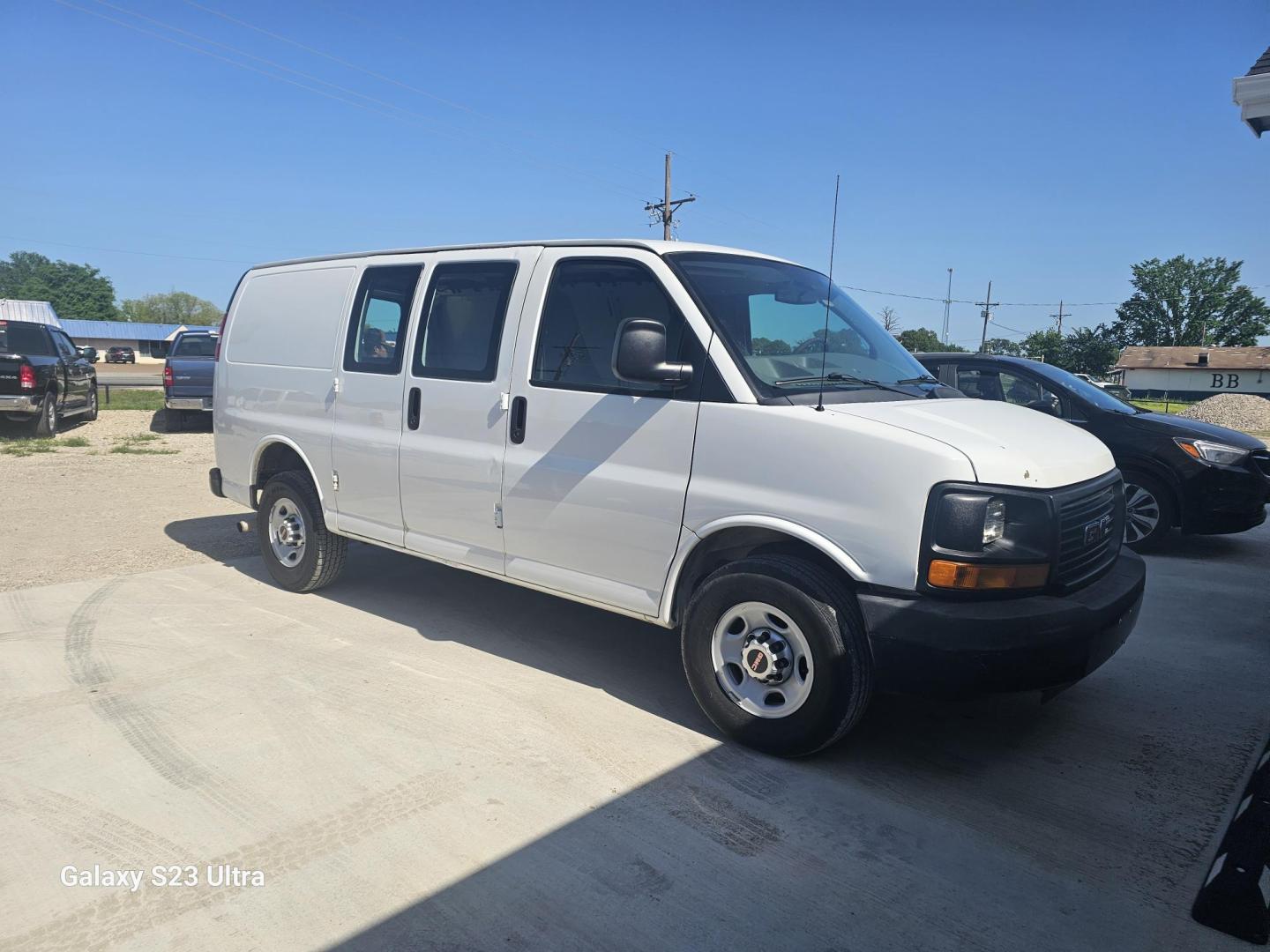 2013 WHITE GMC Savana G2500 Cargo (1GTW7FBA7D1) with an 4.8L V8 OHV 16V FFV engine, 6-Speed Automatic transmission, located at 607 S Seven Points BLVD, Seven Points, TX, 75143, (430) 255-4030, 32.313934, -96.207932 - Photo#1