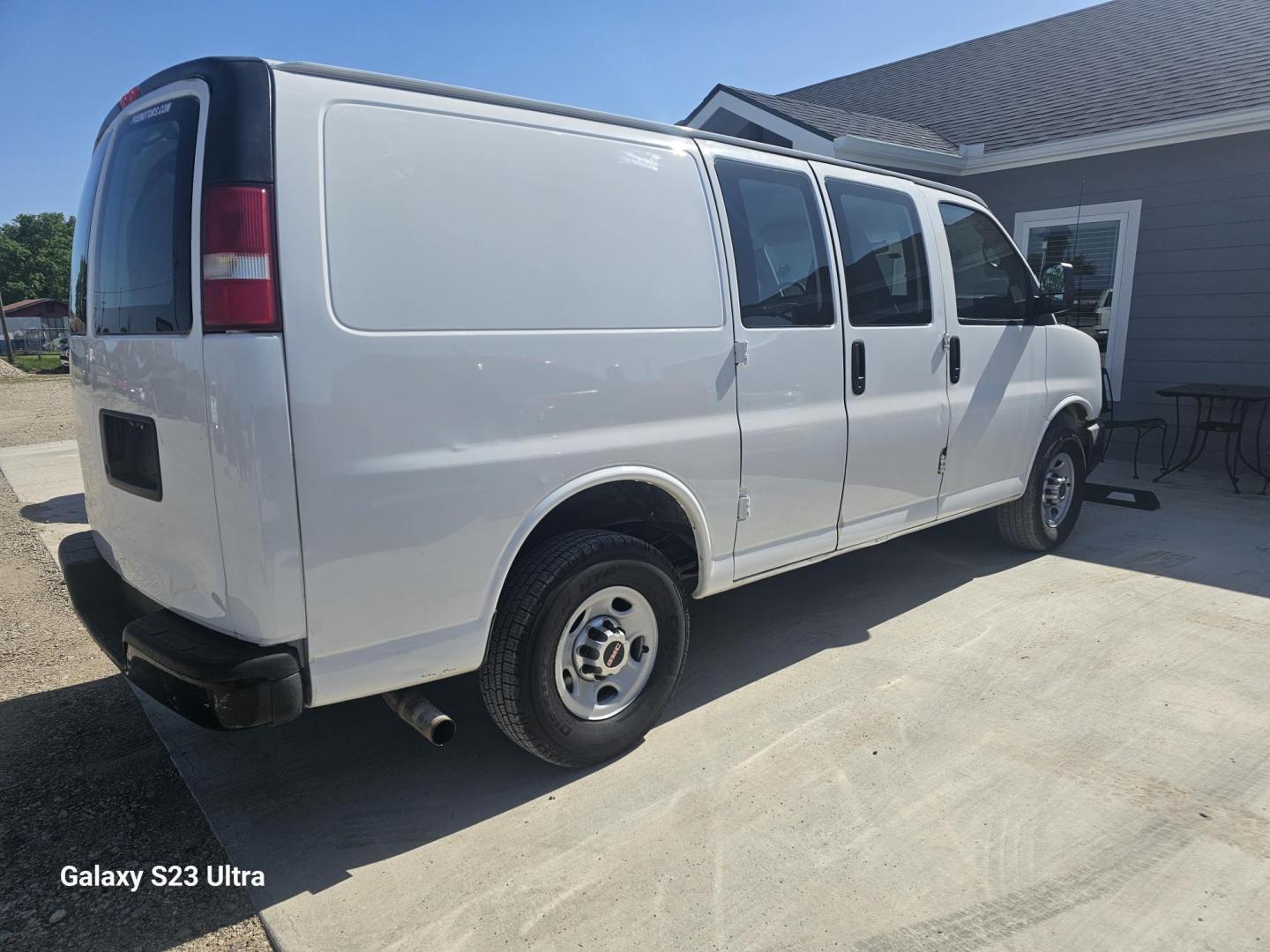 2013 WHITE GMC Savana G2500 Cargo (1GTW7FBA7D1) with an 4.8L V8 OHV 16V FFV engine, 6-Speed Automatic transmission, located at 607 S Seven Points BLVD, Seven Points, TX, 75143, (430) 255-4030, 32.313934, -96.207932 - Photo#2