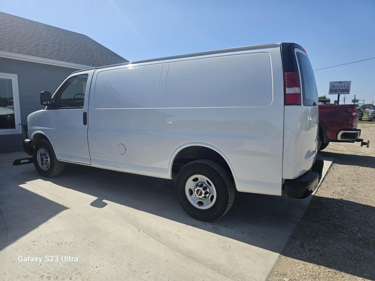2013 WHITE GMC Savana G2500 Cargo (1GTW7FBA7D1) with an 4.8L V8 OHV 16V FFV engine, 6-Speed Automatic transmission, located at 607 S Seven Points BLVD, Seven Points, TX, 75143, (430) 255-4030, 32.313934, -96.207932 - Photo#3