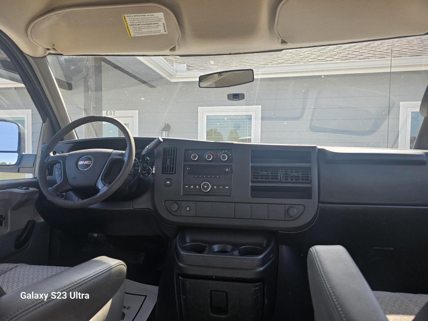 2013 WHITE GMC Savana G2500 Cargo (1GTW7FBA7D1) with an 4.8L V8 OHV 16V FFV engine, 6-Speed Automatic transmission, located at 607 S Seven Points BLVD, Seven Points, TX, 75143, (430) 255-4030, 32.313934, -96.207932 - Photo#4
