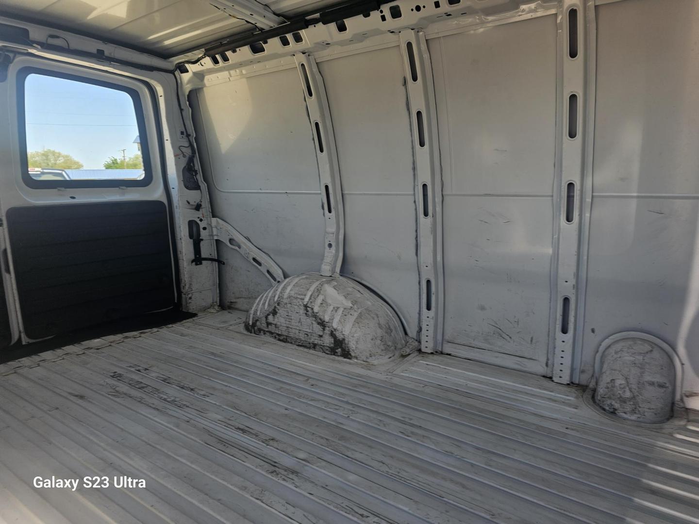 2013 WHITE GMC Savana G2500 Cargo (1GTW7FBA7D1) with an 4.8L V8 OHV 16V FFV engine, 6-Speed Automatic transmission, located at 607 S Seven Points BLVD, Seven Points, TX, 75143, (430) 255-4030, 32.313934, -96.207932 - Photo#5