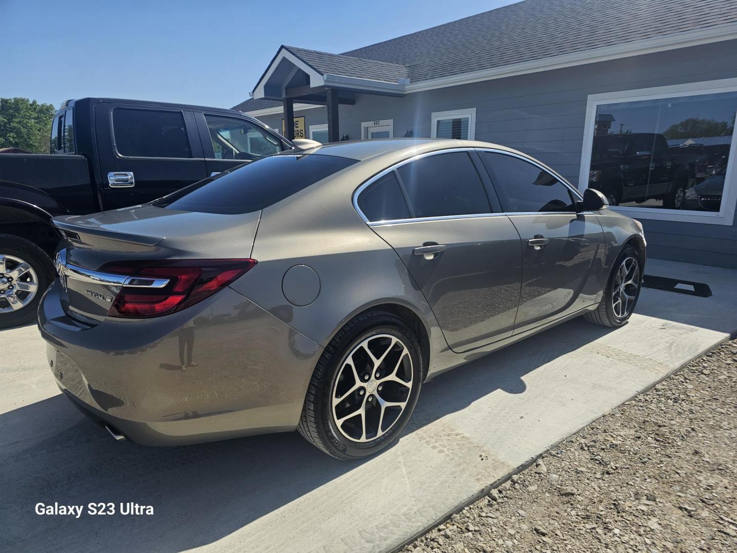 2017 GRAY Buick Regal Turbo AWD (2G4GL5EX5H9) with an 2.0L L4 DOHC 16V TURBO engine, 6A transmission, located at 607 S Seven Points BLVD, Seven Points, TX, 75143, (430) 255-4030, 32.313934, -96.207932 - Photo#2