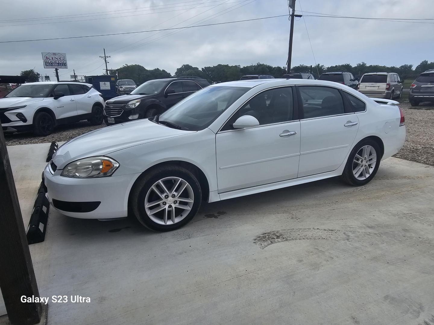 2013 WHITE Chevrolet Impala LTZ (2G1WC5E3XD1) with an 3.6L V6 DOHC 16V FFV engine, 6-Speed Automatic transmission, located at 607 S Seven Points BLVD, Seven Points, TX, 75143, (430) 255-4030, 32.313934, -96.207932 - Photo#0