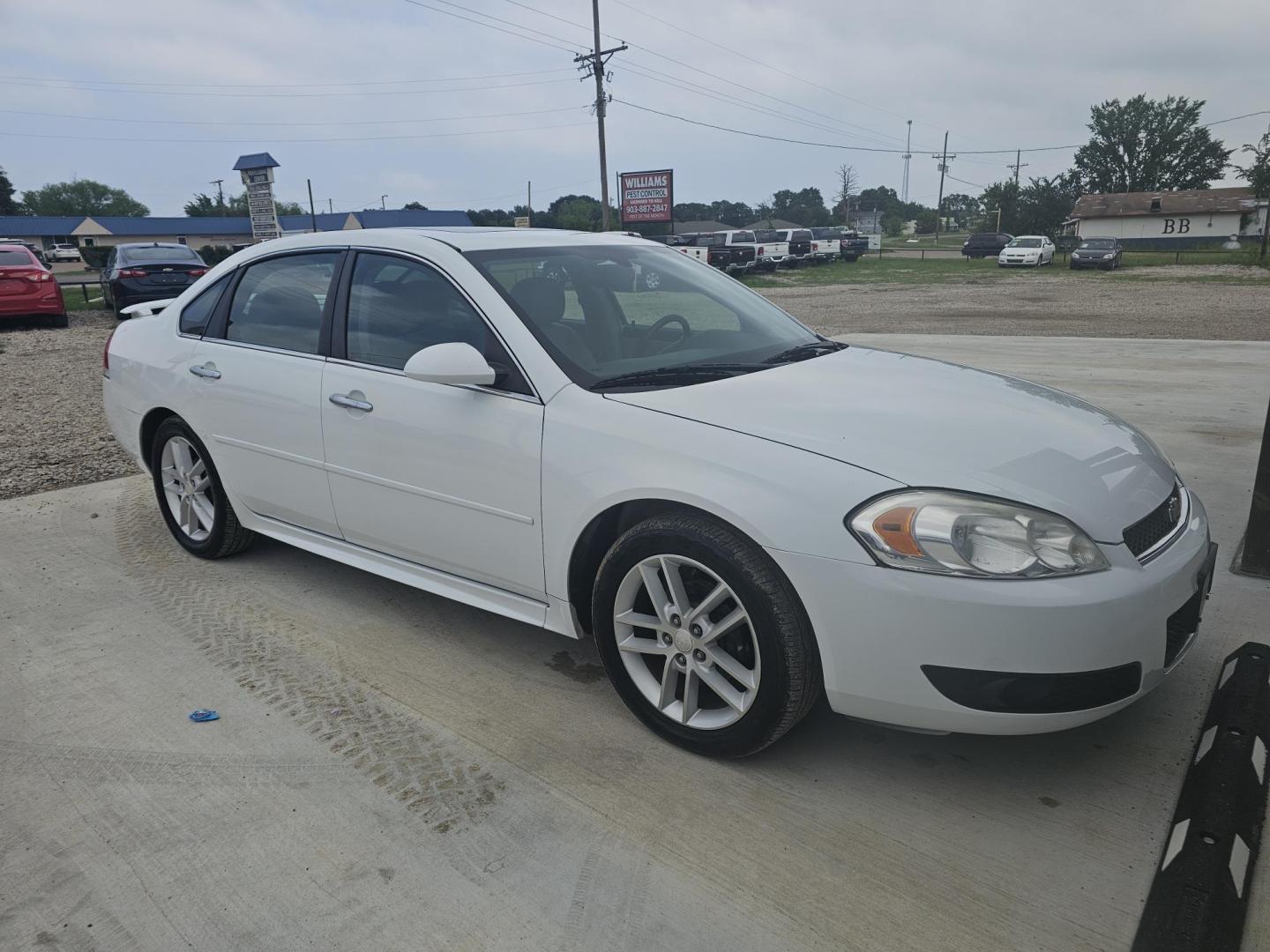 2013 WHITE Chevrolet Impala LTZ (2G1WC5E3XD1) with an 3.6L V6 DOHC 16V FFV engine, 6-Speed Automatic transmission, located at 607 S Seven Points BLVD, Seven Points, TX, 75143, (430) 255-4030, 32.313934, -96.207932 - Photo#1