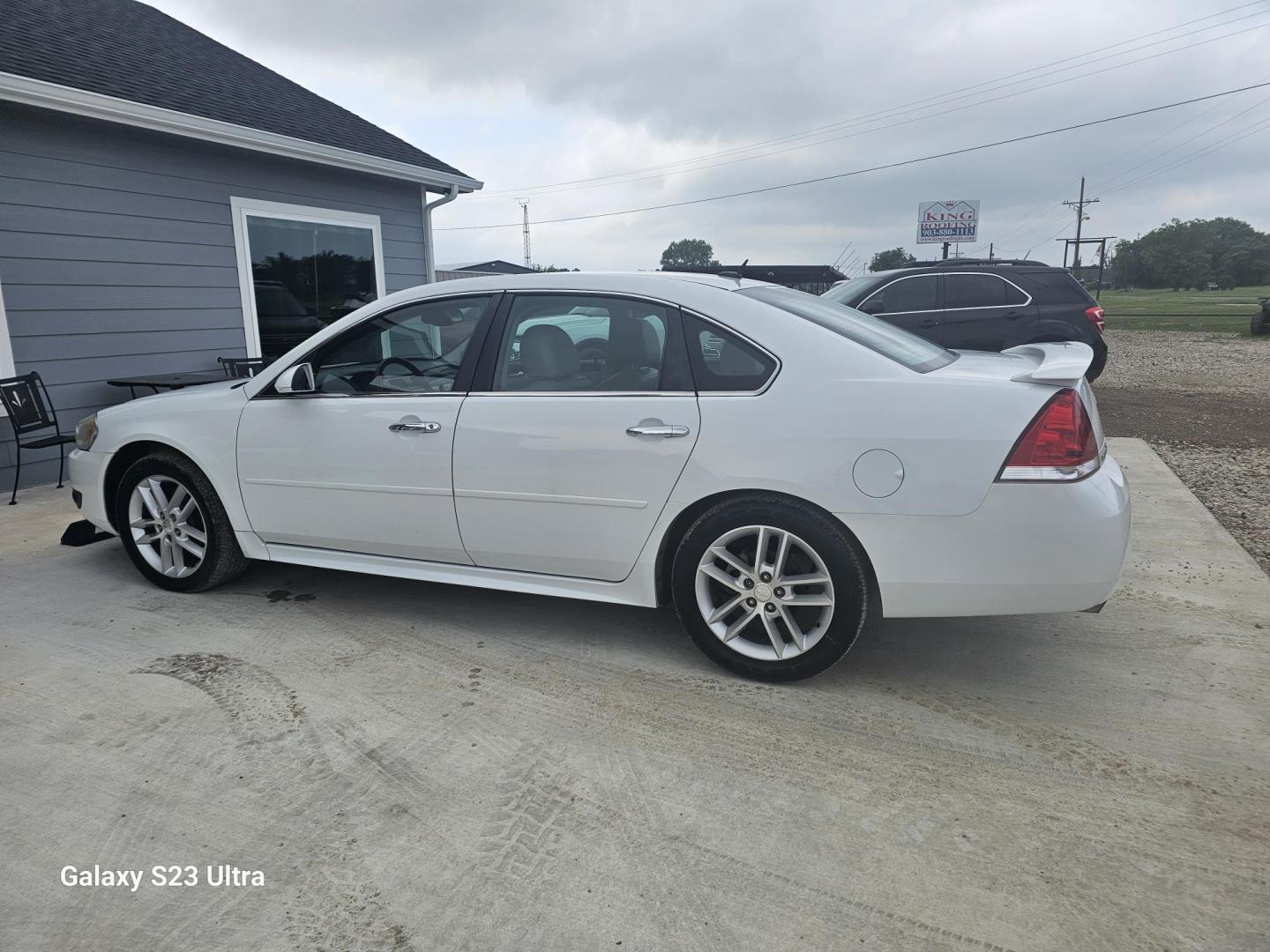 2013 WHITE Chevrolet Impala LTZ (2G1WC5E3XD1) with an 3.6L V6 DOHC 16V FFV engine, 6-Speed Automatic transmission, located at 607 S Seven Points BLVD, Seven Points, TX, 75143, (430) 255-4030, 32.313934, -96.207932 - Photo#3