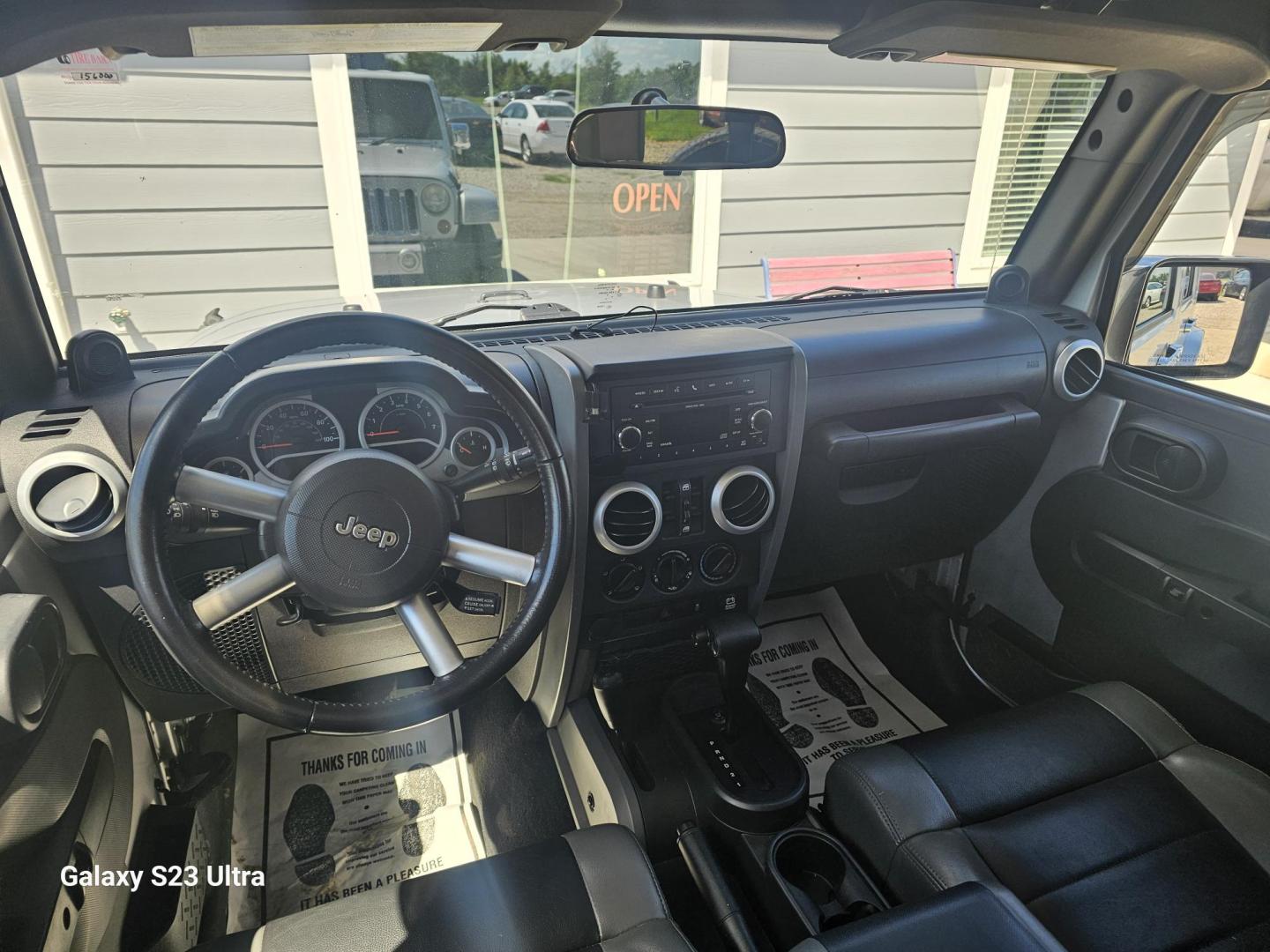 2010 SILVER Jeep Wrangler Unlimited Sahara 4WD (1J4BA5H19AL) with an 3.8L V6 OHV 12V engine, located at 607 S Seven Points BLVD, Seven Points, TX, 75143, (430) 255-4030, 32.313934, -96.207932 - Photo#4