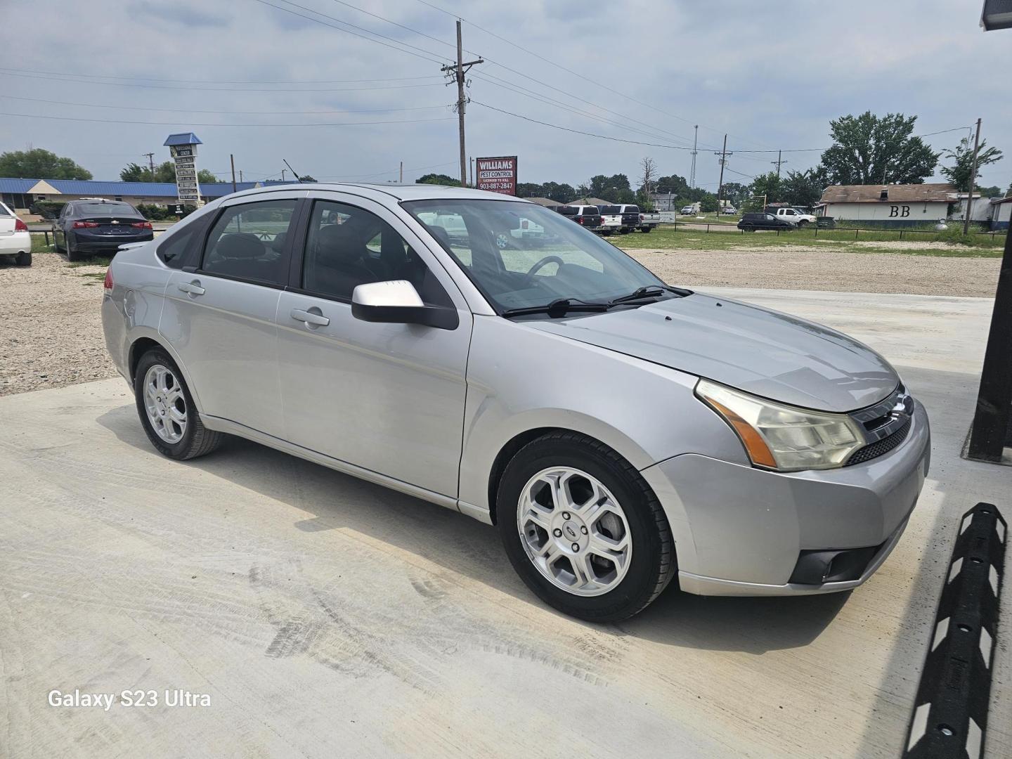2009 SILVER Ford Focus SES Sedan (1FAHP36N49W) with an 2.0L L4 DOHC 16V engine, located at 607 S Seven Points BLVD, Seven Points, TX, 75143, (430) 255-4030, 32.313934, -96.207932 - Photo#1