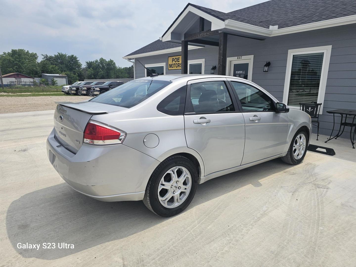 2009 SILVER Ford Focus SES Sedan (1FAHP36N49W) with an 2.0L L4 DOHC 16V engine, located at 607 S Seven Points BLVD, Seven Points, TX, 75143, (430) 255-4030, 32.313934, -96.207932 - Photo#2