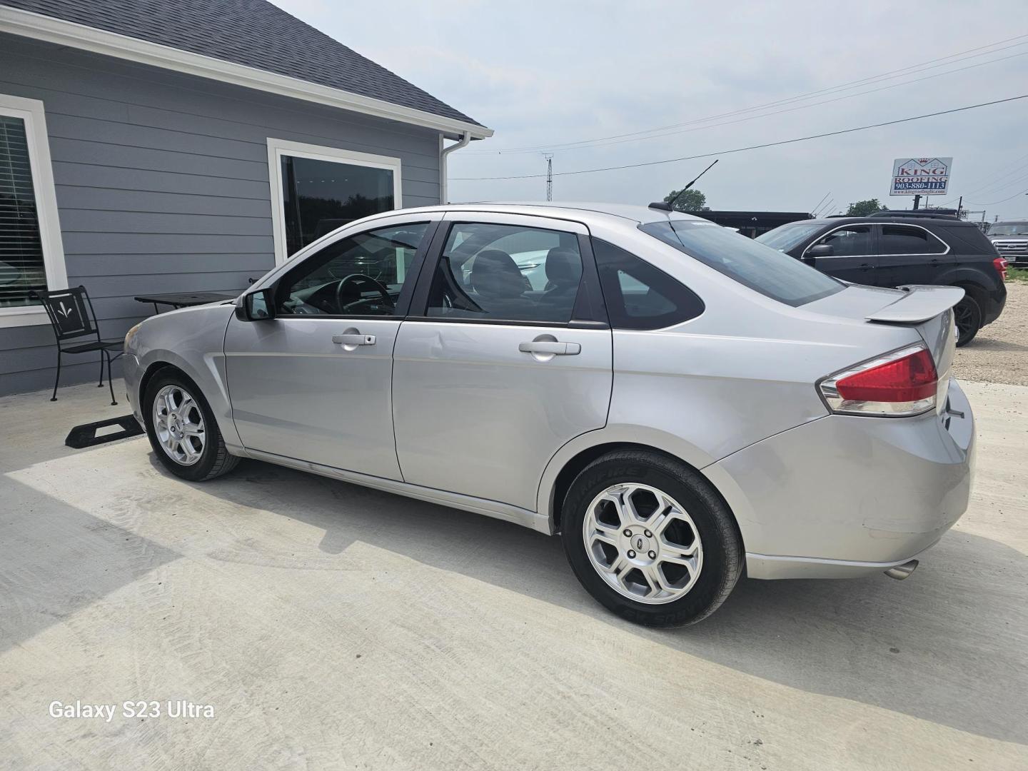 2009 SILVER Ford Focus SES Sedan (1FAHP36N49W) with an 2.0L L4 DOHC 16V engine, located at 607 S Seven Points BLVD, Seven Points, TX, 75143, (430) 255-4030, 32.313934, -96.207932 - Photo#3