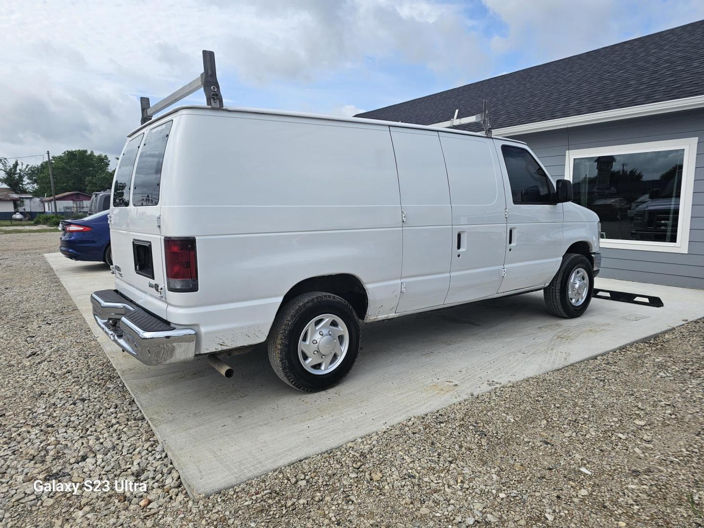 2011 WHITE Ford E-Series Van E-150 (1FTNE1EW8BD) with an 4.6L V8 SOHC 16V engine, 4-Speed Automatic transmission, located at 607 S Seven Points BLVD, Seven Points, TX, 75143, (430) 255-4030, 32.313934, -96.207932 - Photo#2