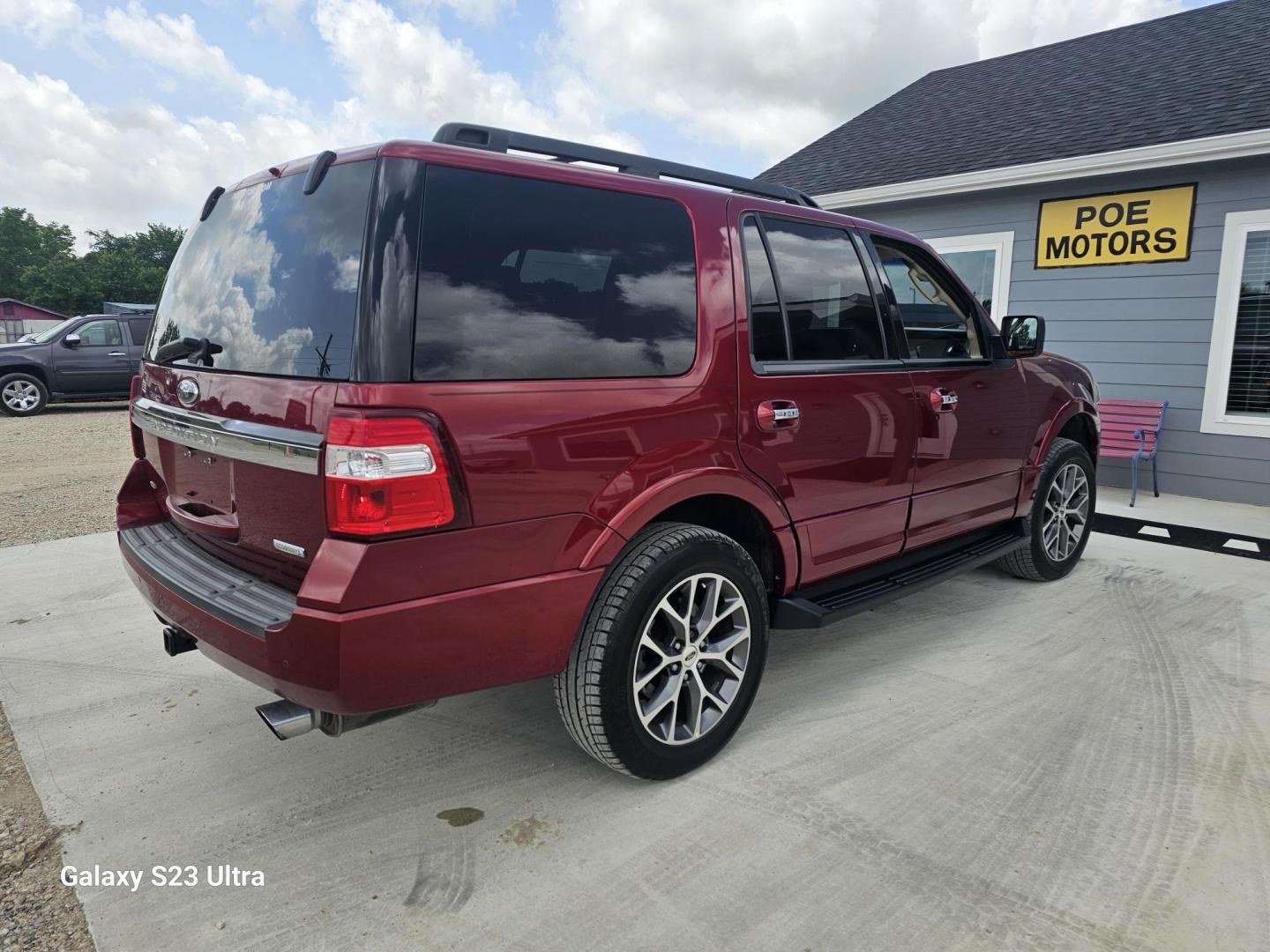 2016 RED Ford Expedition XLT 2WD (1FMJU1HT0GE) with an 3.5L V6 DOHC 24V FFV engine, 6A transmission, located at 607 S Seven Points BLVD, Seven Points, TX, 75143, (430) 255-4030, 32.313934, -96.207932 - Photo#2