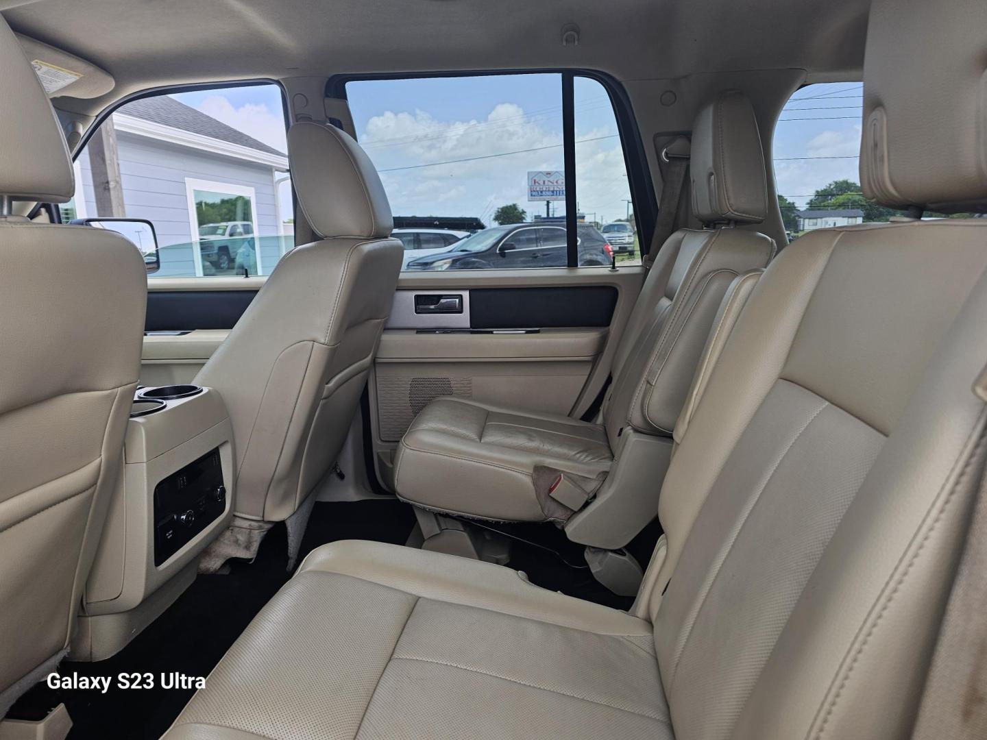 2016 RED Ford Expedition XLT 2WD (1FMJU1HT0GE) with an 3.5L V6 DOHC 24V FFV engine, 6A transmission, located at 607 S Seven Points BLVD, Seven Points, TX, 75143, (430) 255-4030, 32.313934, -96.207932 - Photo#5