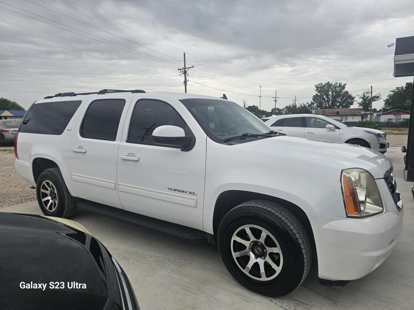 2013 WHITE GMC Yukon XL SLT 1/2 Ton 2WD (1GKS1KE06DR) with an 5.3L V8 OHV 16V FFV engine, 6-Speed Automatic transmission, located at 607 S Seven Points BLVD, Seven Points, TX, 75143, (430) 255-4030, 32.313934, -96.207932 - Photo#1