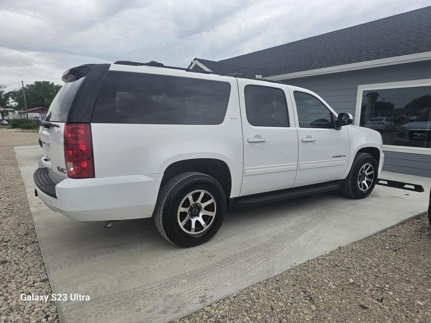 2013 WHITE GMC Yukon XL SLT 1/2 Ton 2WD (1GKS1KE06DR) with an 5.3L V8 OHV 16V FFV engine, 6-Speed Automatic transmission, located at 607 S Seven Points BLVD, Seven Points, TX, 75143, (430) 255-4030, 32.313934, -96.207932 - Photo#2