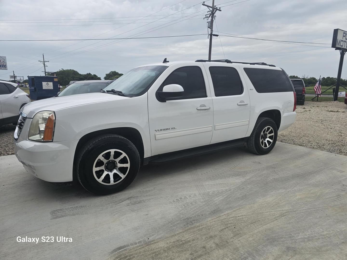 2013 WHITE GMC Yukon XL SLT 1/2 Ton 2WD (1GKS1KE06DR) with an 5.3L V8 OHV 16V FFV engine, 6-Speed Automatic transmission, located at 607 S Seven Points BLVD, Seven Points, TX, 75143, (430) 255-4030, 32.313934, -96.207932 - Photo#0