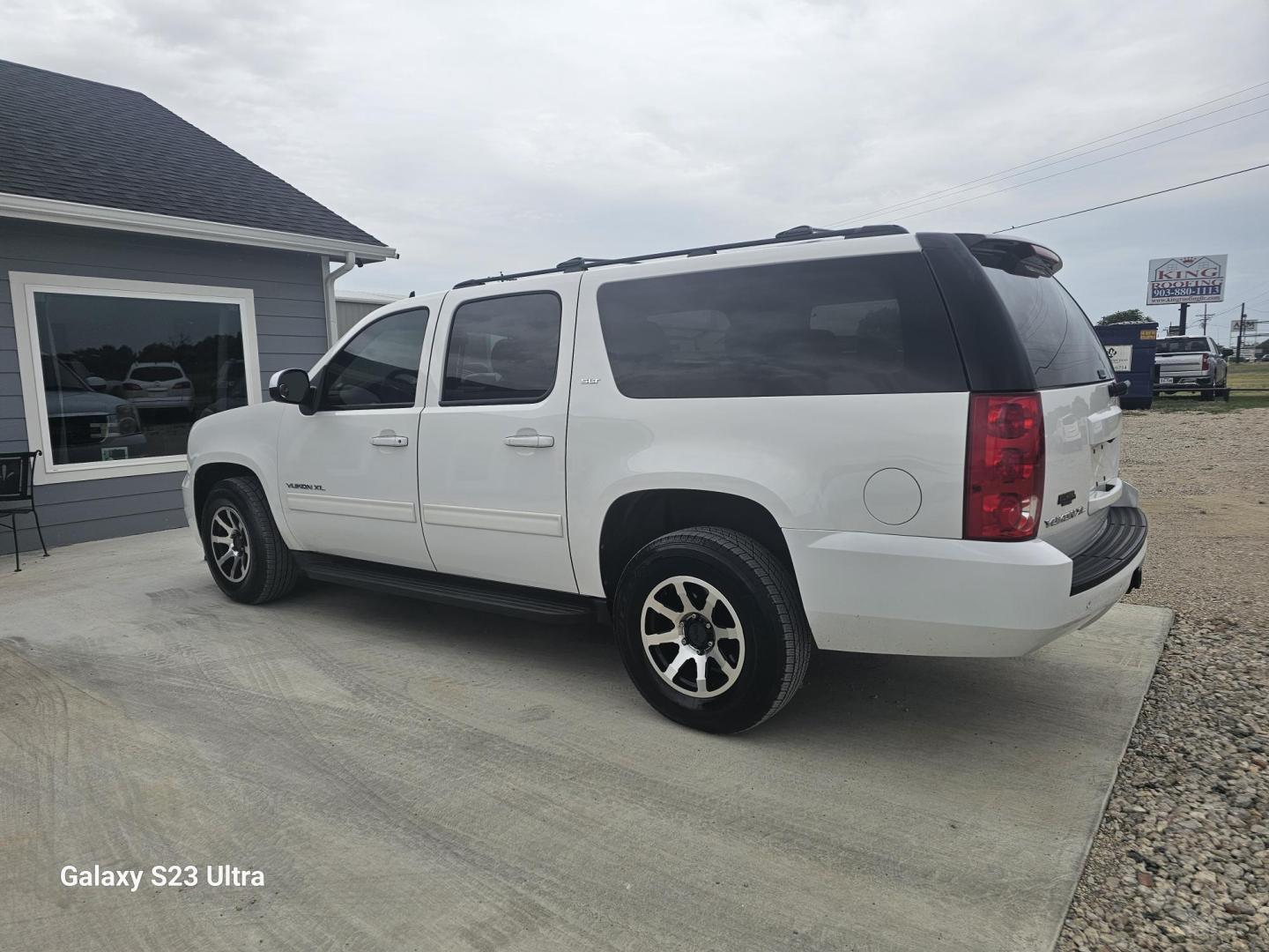 2013 WHITE GMC Yukon XL SLT 1/2 Ton 2WD (1GKS1KE06DR) with an 5.3L V8 OHV 16V FFV engine, 6-Speed Automatic transmission, located at 607 S Seven Points BLVD, Seven Points, TX, 75143, (430) 255-4030, 32.313934, -96.207932 - Photo#3