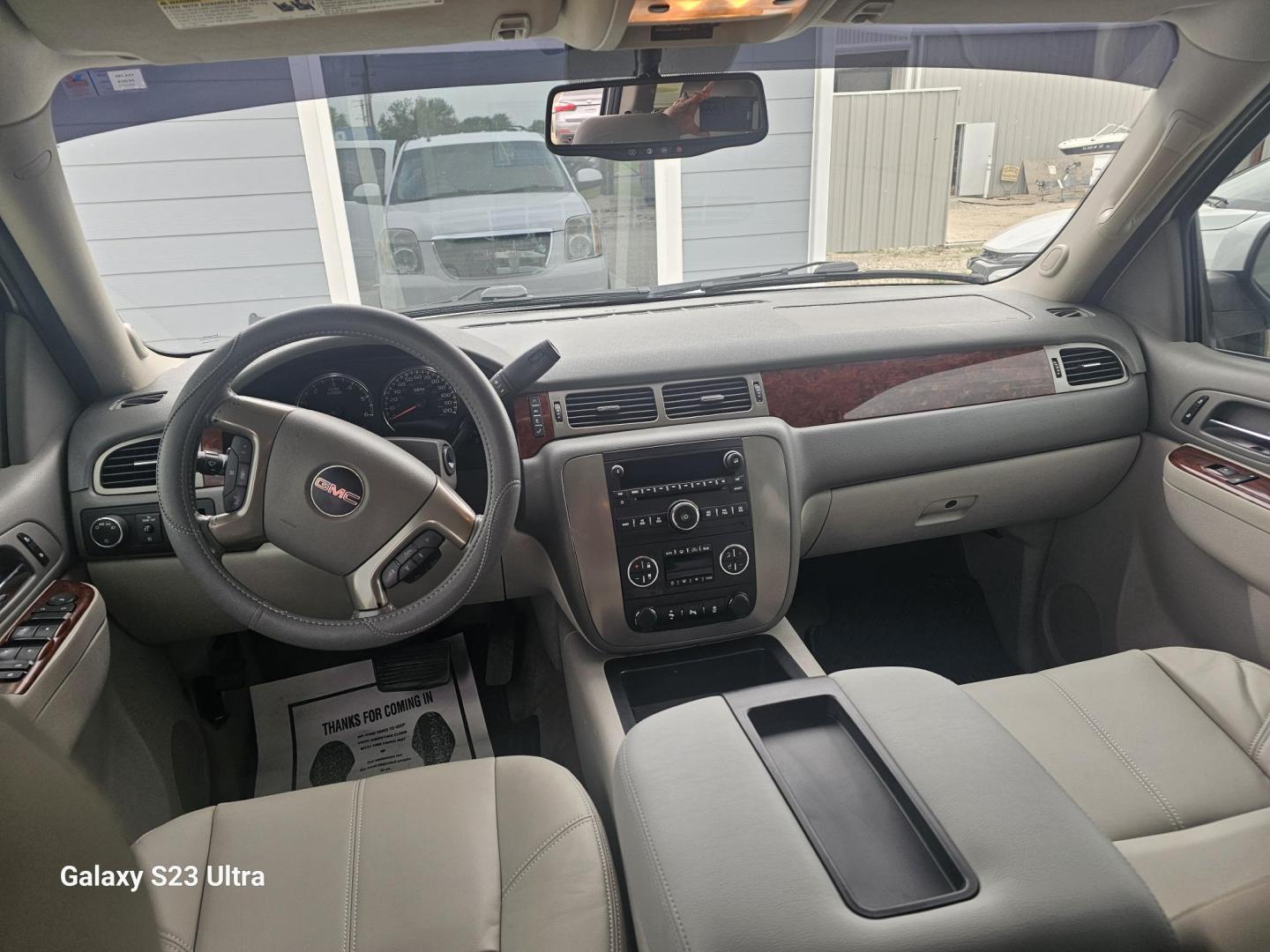 2013 WHITE GMC Yukon XL SLT 1/2 Ton 2WD (1GKS1KE06DR) with an 5.3L V8 OHV 16V FFV engine, 6-Speed Automatic transmission, located at 607 S Seven Points BLVD, Seven Points, TX, 75143, (430) 255-4030, 32.313934, -96.207932 - Photo#4