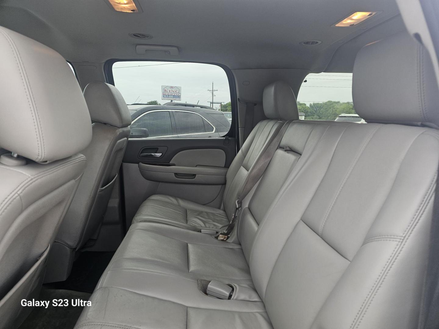 2013 WHITE GMC Yukon XL SLT 1/2 Ton 2WD (1GKS1KE06DR) with an 5.3L V8 OHV 16V FFV engine, 6-Speed Automatic transmission, located at 607 S Seven Points BLVD, Seven Points, TX, 75143, (430) 255-4030, 32.313934, -96.207932 - Photo#5