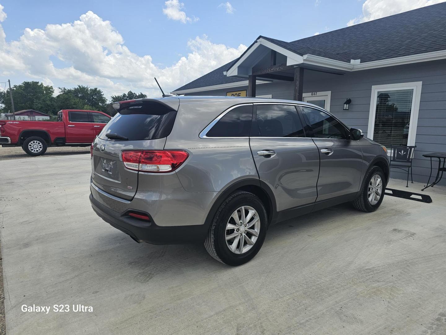 2017 GRAY Kia Sorento L 2WD (5XYPG4A39HG) with an 2.4L L4 DOHC 16V engine, 6A transmission, located at 607 S Seven Points BLVD, Seven Points, TX, 75143, (430) 255-4030, 32.313934, -96.207932 - Photo#2