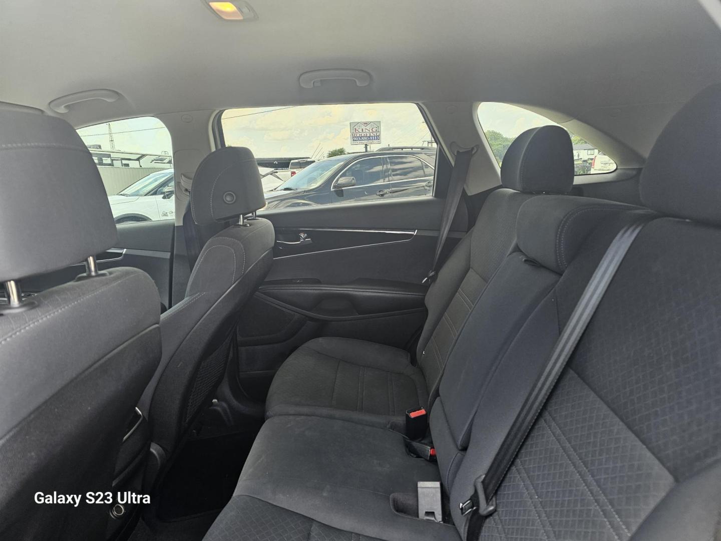 2017 GRAY Kia Sorento L 2WD (5XYPG4A39HG) with an 2.4L L4 DOHC 16V engine, 6A transmission, located at 607 S Seven Points BLVD, Seven Points, TX, 75143, (430) 255-4030, 32.313934, -96.207932 - Photo#5