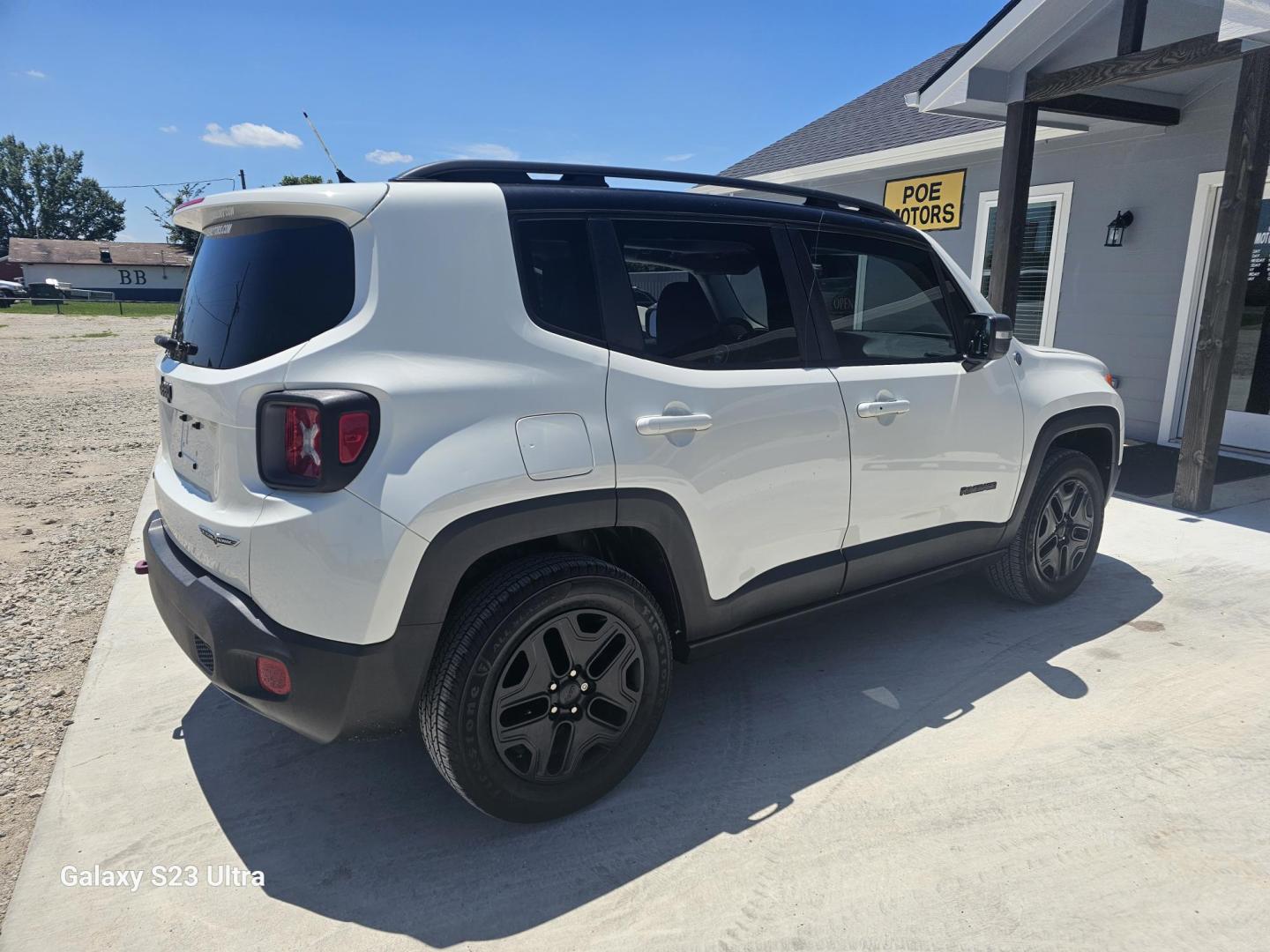 2017 WHITE Jeep Renegade Trailhawk (ZACCJBCBXHP) with an 2.4L L4 DOHC 16V engine, 9A transmission, located at 607 S Seven Points BLVD, Seven Points, TX, 75143, (430) 255-4030, 32.313934, -96.207932 - Photo#2