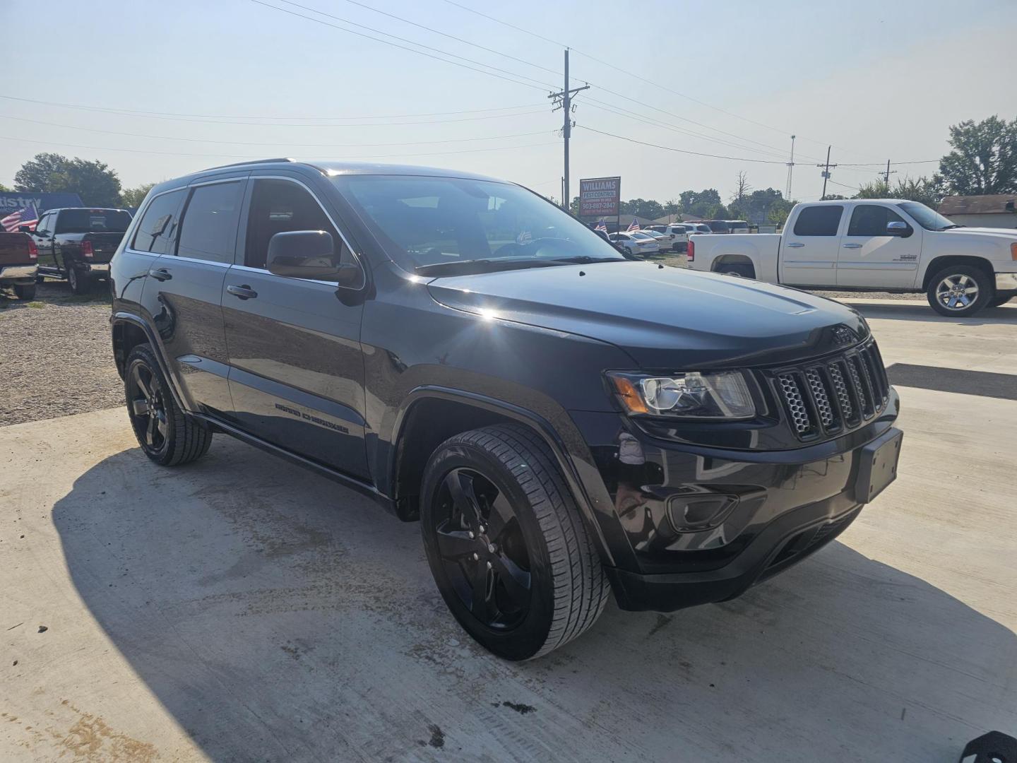 2015 BLACK Jeep Grand Cherokee Laredo 2WD (1C4RJEAGXFC) with an 3.6L V6 DOHC 24V engine, 8-Speed Automatic transmission, located at 607 S Seven Points BLVD, Seven Points, TX, 75143, (430) 255-4030, 32.313934, -96.207932 - Photo#1