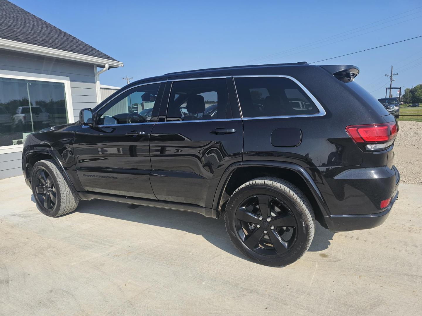 2015 BLACK Jeep Grand Cherokee Laredo 2WD (1C4RJEAGXFC) with an 3.6L V6 DOHC 24V engine, 8-Speed Automatic transmission, located at 607 S Seven Points BLVD, Seven Points, TX, 75143, (430) 255-4030, 32.313934, -96.207932 - Photo#3