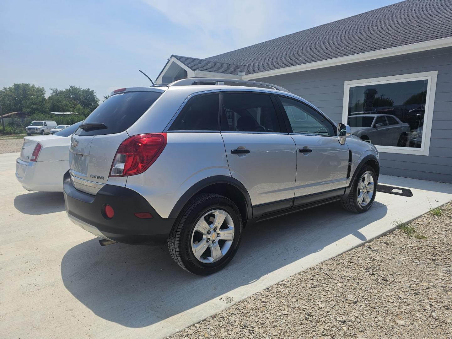 2014 SILVER Chevrolet Captiva Sport 2LS FWD (3GNAL2EK1ES) with an 2.4L L4 DOHC 16V FFV engine, 6-Speed Automatic transmission, located at 607 S Seven Points BLVD, Seven Points, TX, 75143, (430) 255-4030, 32.313934, -96.207932 - Photo#2
