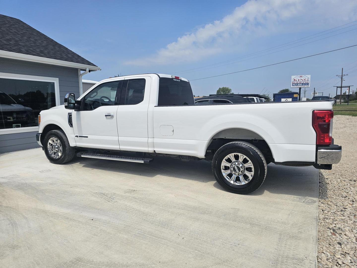 2017 WHITE Ford F-250 SD Lariat SuperCab 2WD (1FT7X2AT2HE) with an 6.7L V8 OHV 16V DIESEL engine, 6A transmission, located at 607 S Seven Points BLVD, Seven Points, TX, 75143, (430) 255-4030, 32.313934, -96.207932 - Photo#3