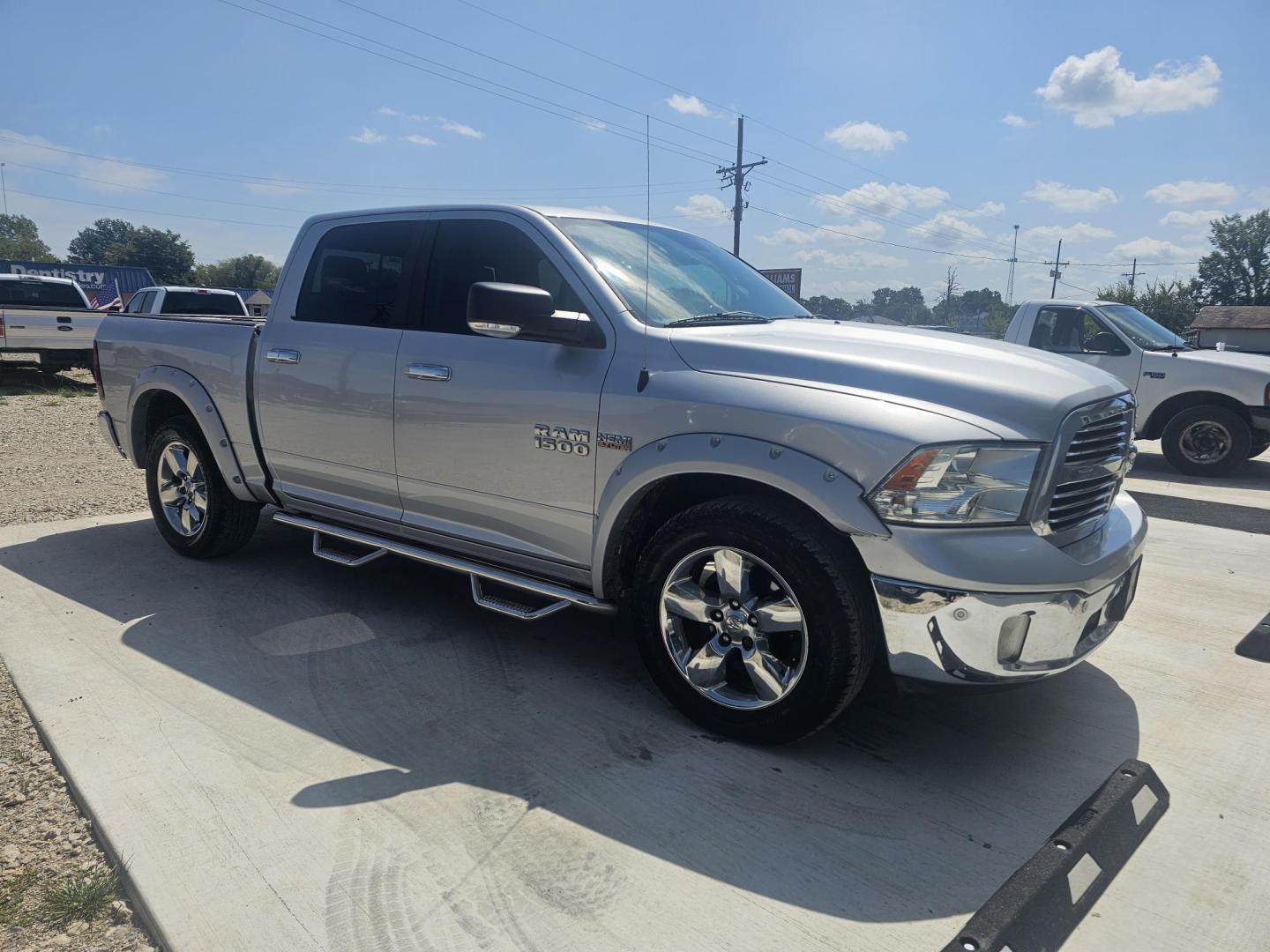 2015 SILVER RAM 1500 SLT Crew Cab SWB 2WD (1C6RR6LT9FS) with an 5.7L V8 OHV 16V engine, 6-Speed Automatic transmission, located at 607 S Seven Points BLVD, Seven Points, TX, 75143, (430) 255-4030, 32.313934, -96.207932 - Photo#1