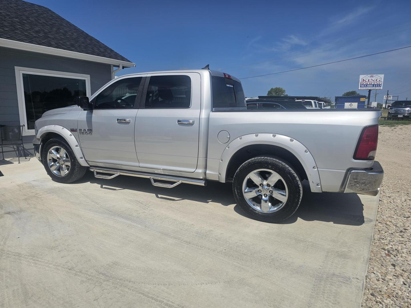 2015 SILVER RAM 1500 SLT Crew Cab SWB 2WD (1C6RR6LT9FS) with an 5.7L V8 OHV 16V engine, 6-Speed Automatic transmission, located at 607 S Seven Points BLVD, Seven Points, TX, 75143, (430) 255-4030, 32.313934, -96.207932 - Photo#3