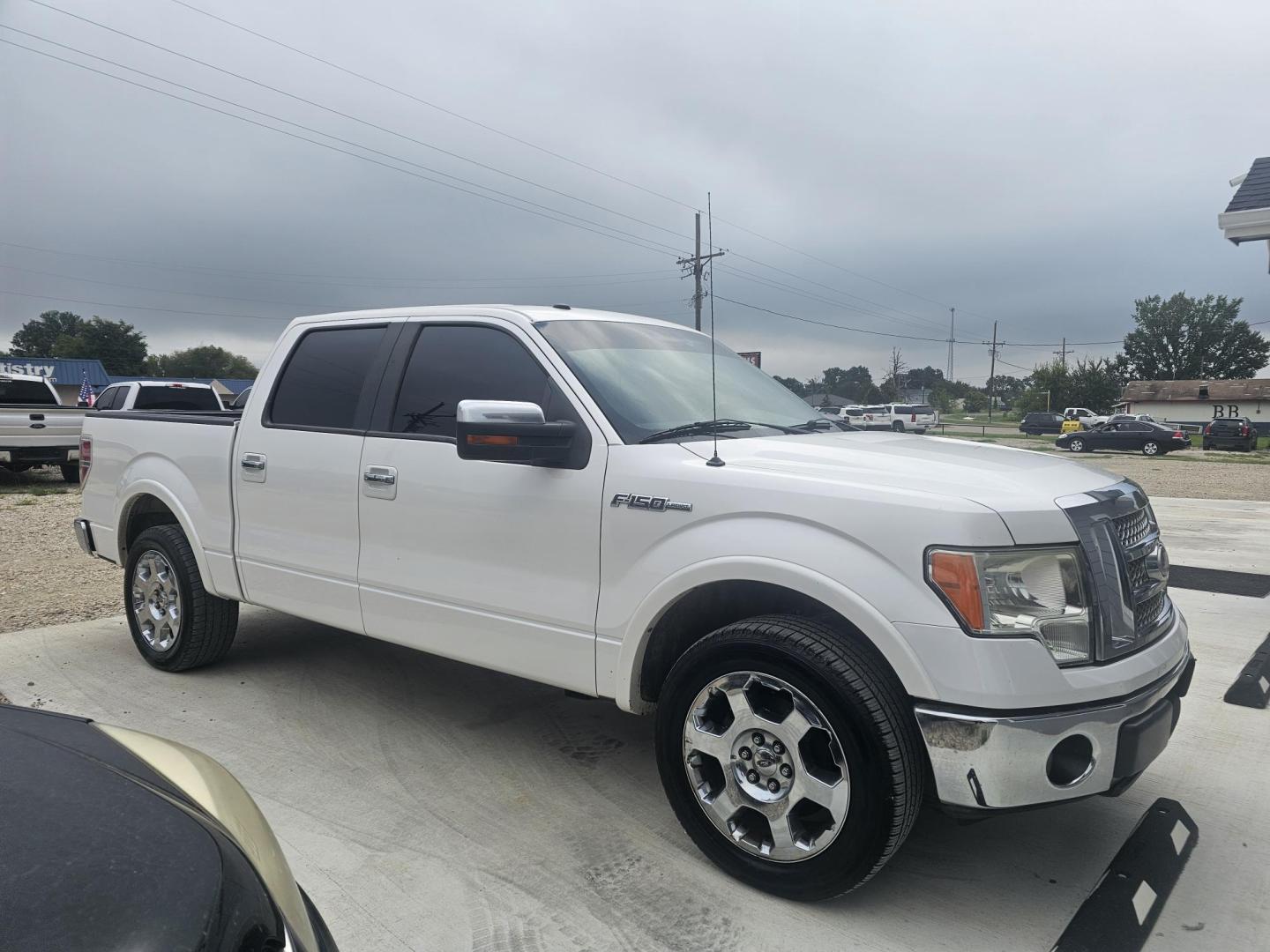 2010 WHITE Ford F-150 Lariat SuperCrew 5.5-ft. Bed 2WD (1FTFW1CV1AK) with an 5.4L V8 SOHC 24V FFV engine, 4-Speed Automatic transmission, located at 607 S Seven Points BLVD, Seven Points, TX, 75143, (430) 255-4030, 32.313934, -96.207932 - Photo#1